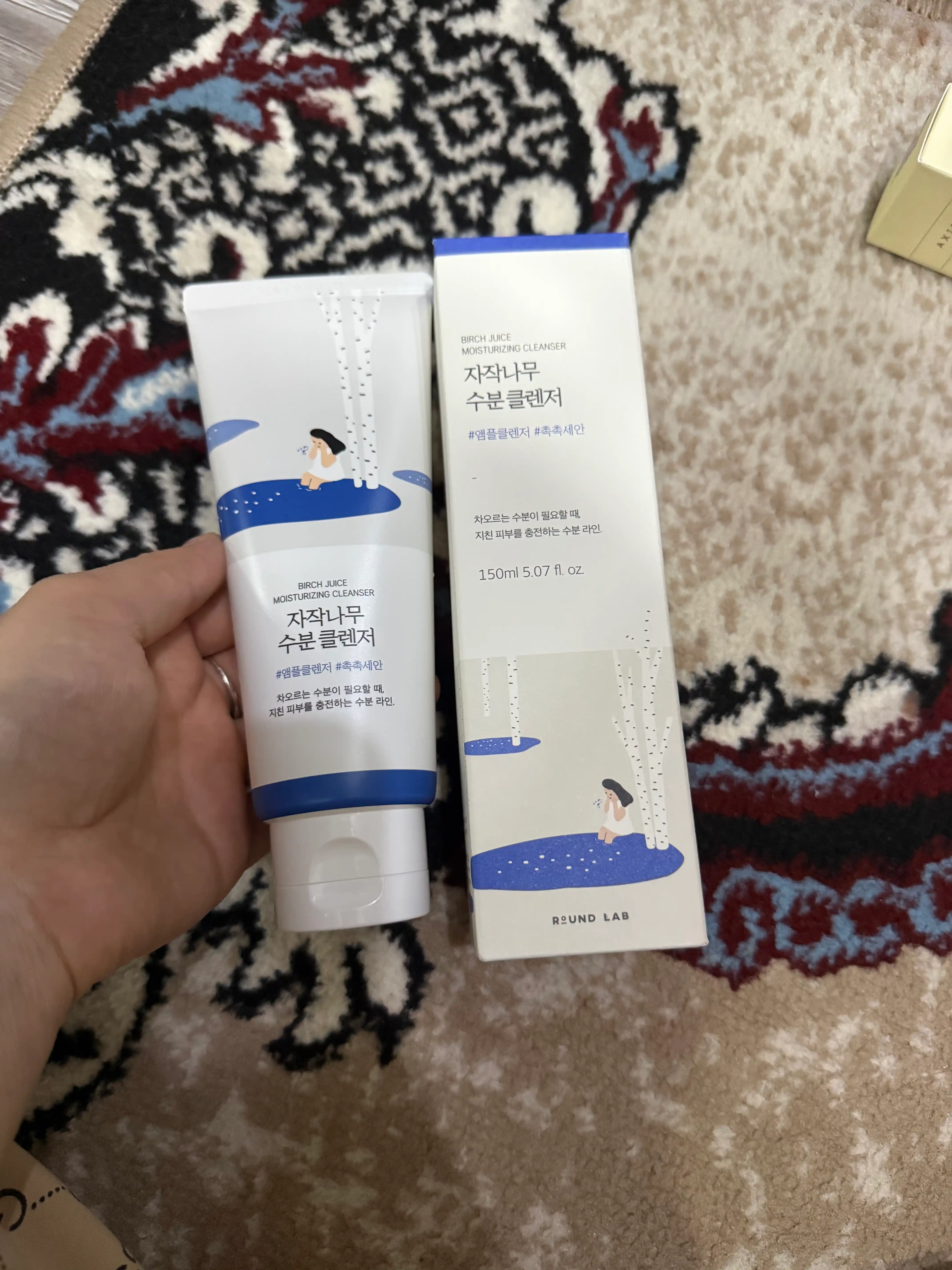 Qayin sharbati bilan yuvish uchun ko'pik Round Lab Birch Juice Moisturizing Cleanser 150 ml