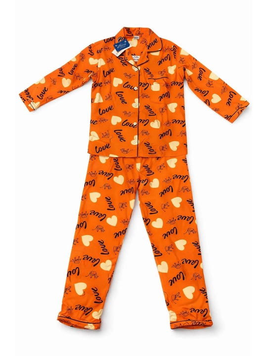 Ayollar uchun pijama to‘plami, yorqin “Love” bosmali, yumshoq va qulay uy kiyimi