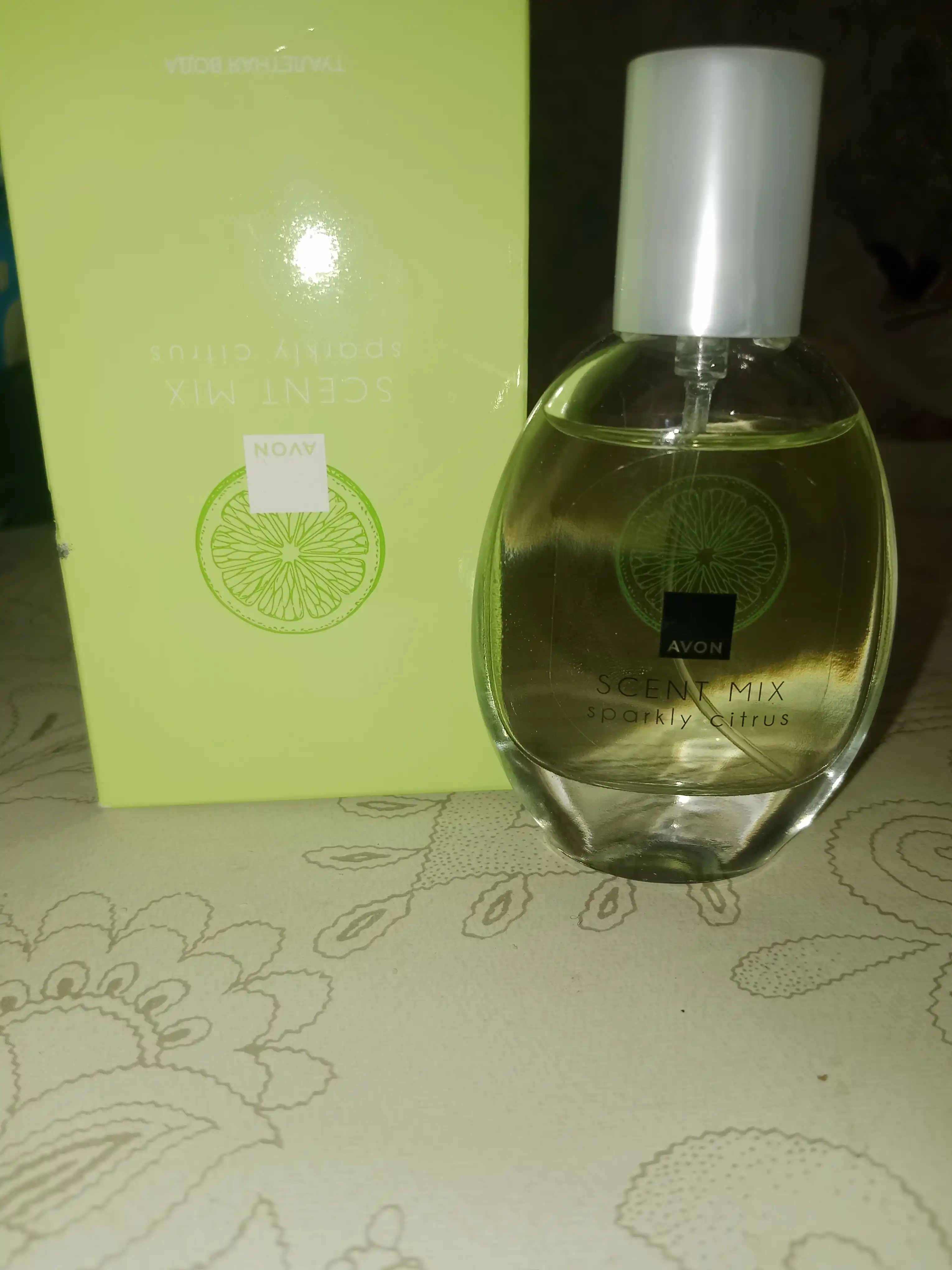 AVON Scent Mix Sparkly Citrus turkumidagi pardoz suvi, 30 ml