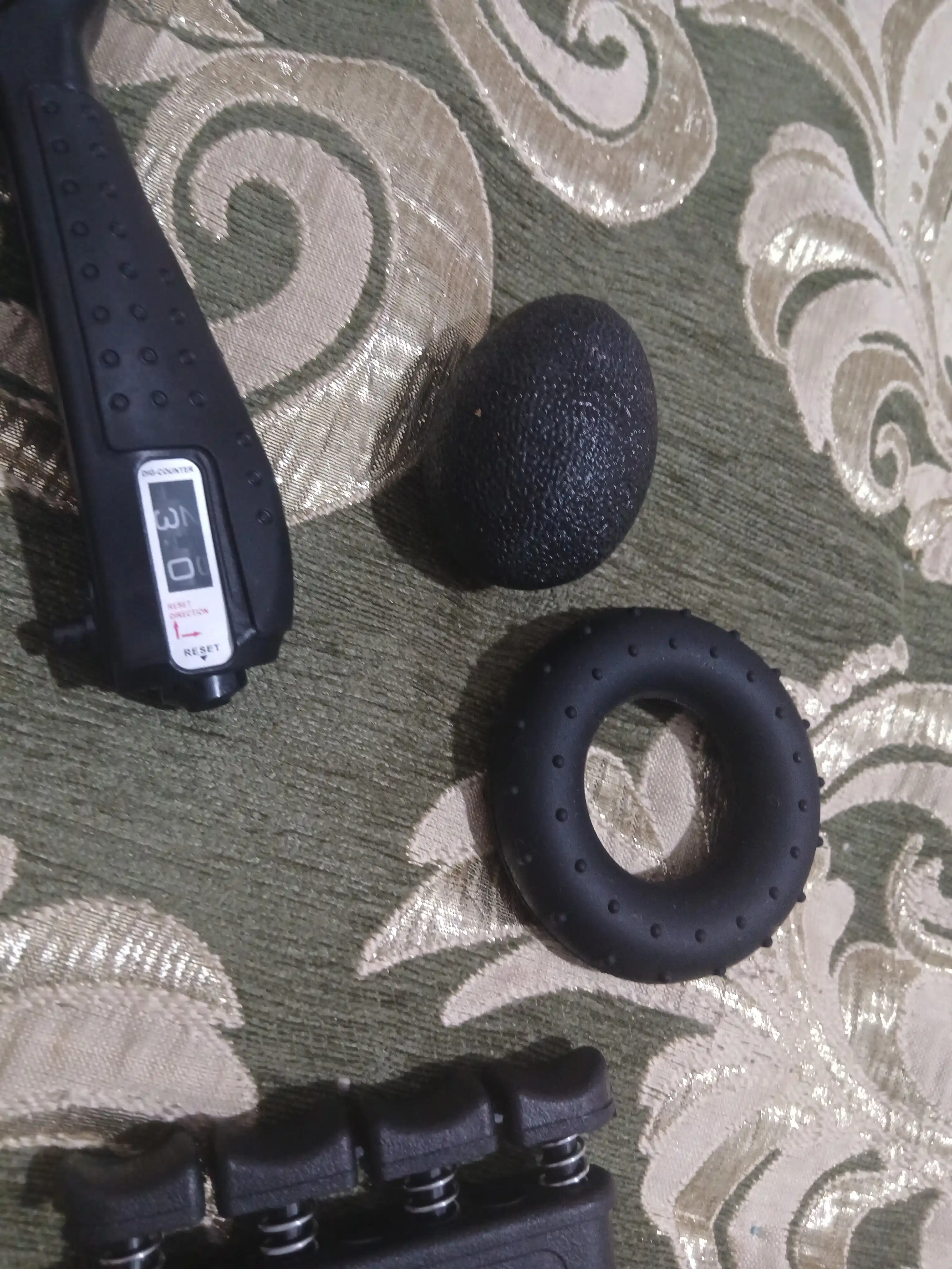 Fitnes to‘plami: press uchun rolik, qo‘llarni bukish uchun tayanchlar, 2 ta ekspander, sakrash arqoni