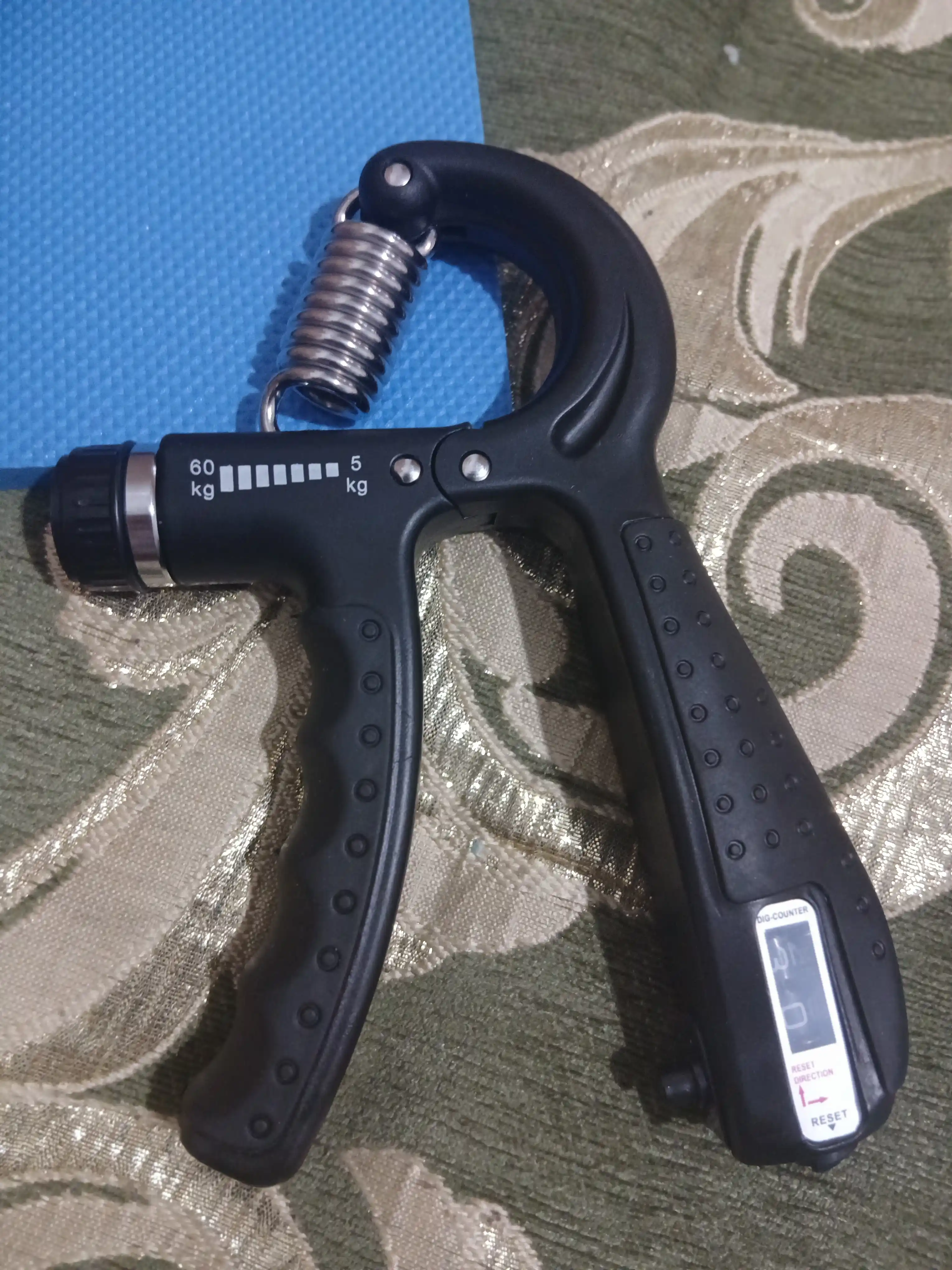 Fitnes to‘plami: press uchun rolik, qo‘llarni bukish uchun tayanchlar, 2 ta ekspander, sakrash arqoni
