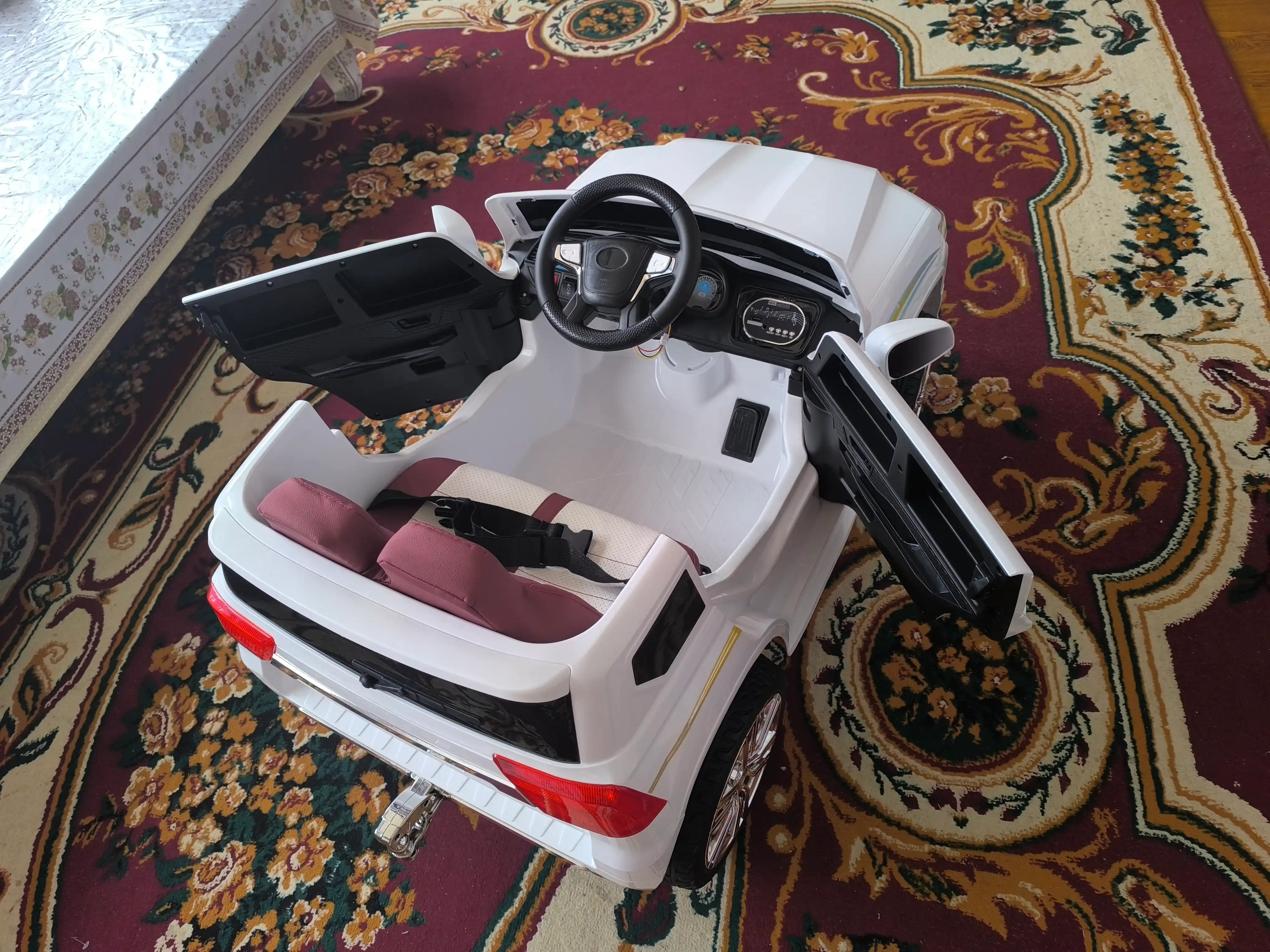 Bolalar elektr avtomobili, masofadan radio boshqarish pulti bilan