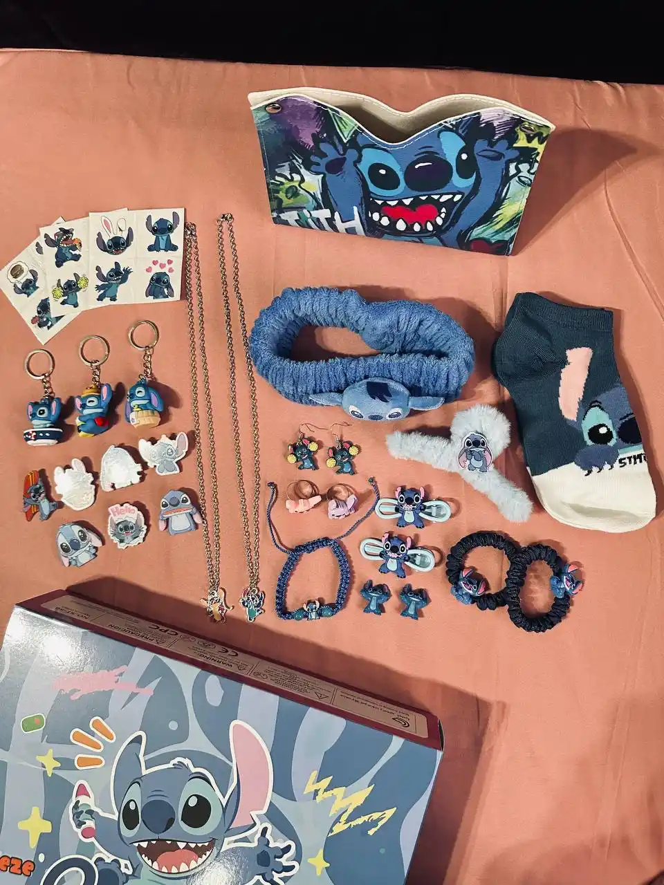 Advent taqvimi, qizlar va o‘g‘il bolalar uchun o‘yinchoqlar Kuromi, Hello Kitty, Stitch, Huntrix, Minecraft