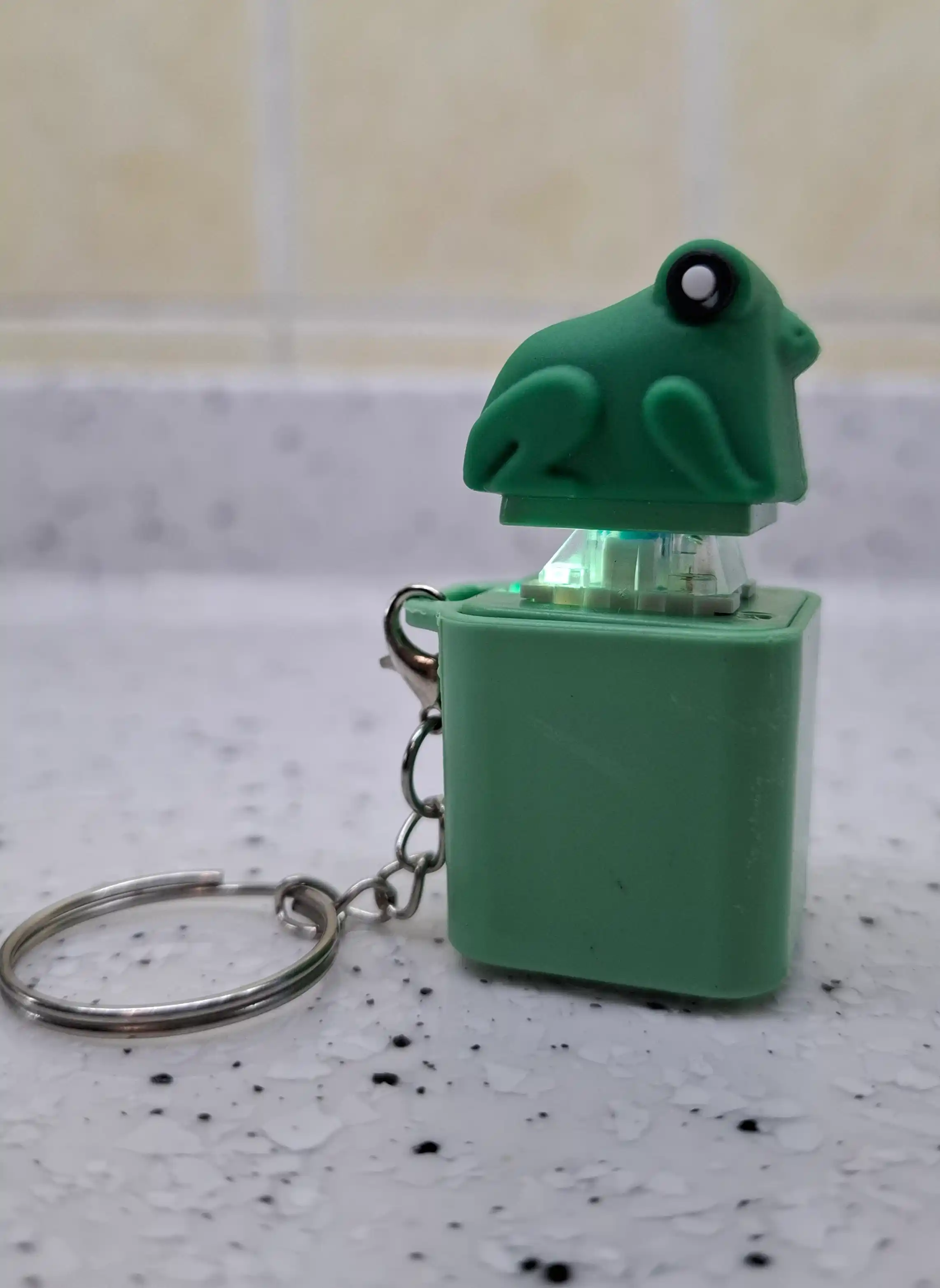 Антистресс брелок-игрушка с LED-подсветкой и звуком, для детей и взрослых