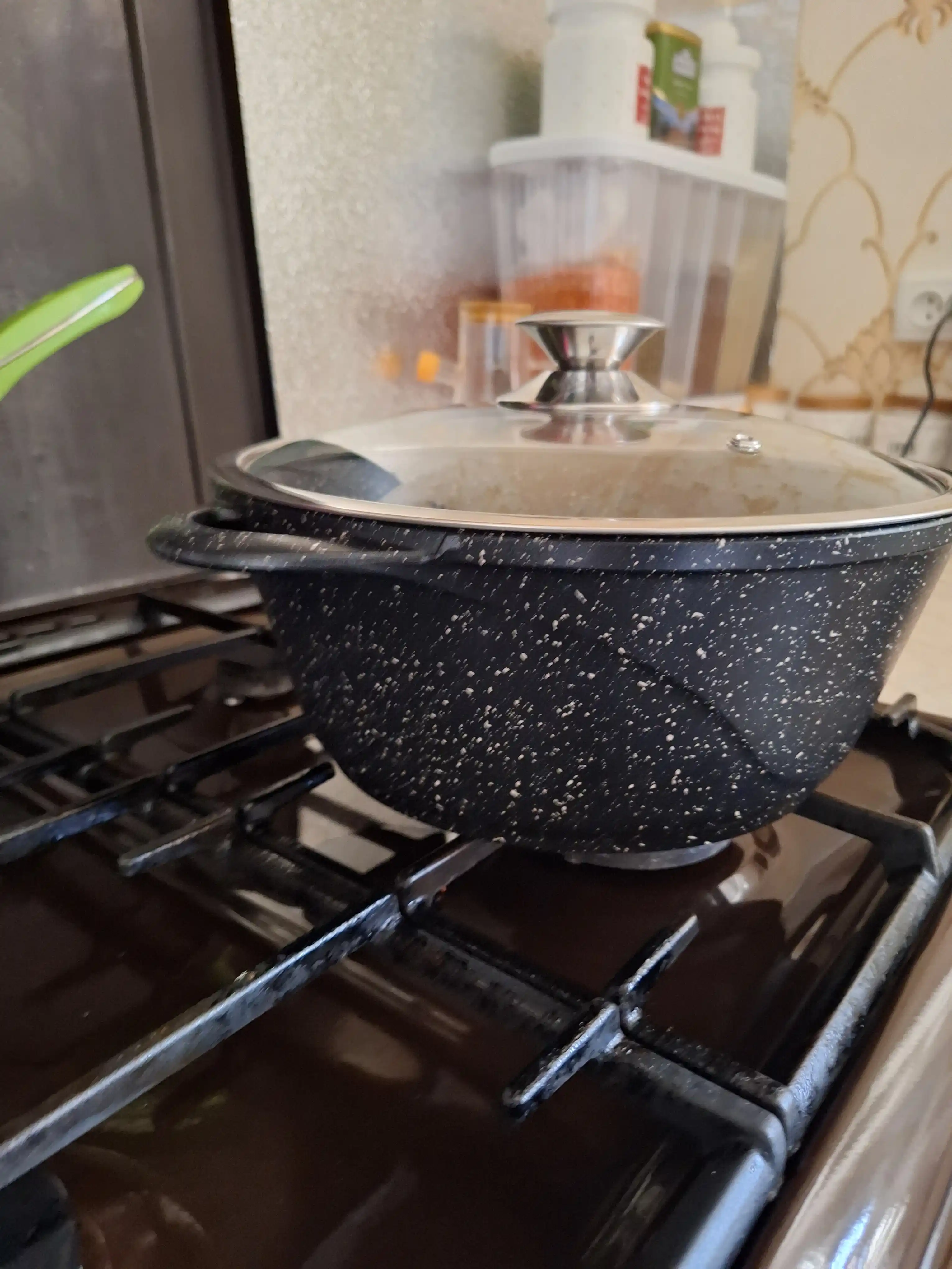 Qozon granitli "Горница" mazzali osh va boshqa ovqatlar