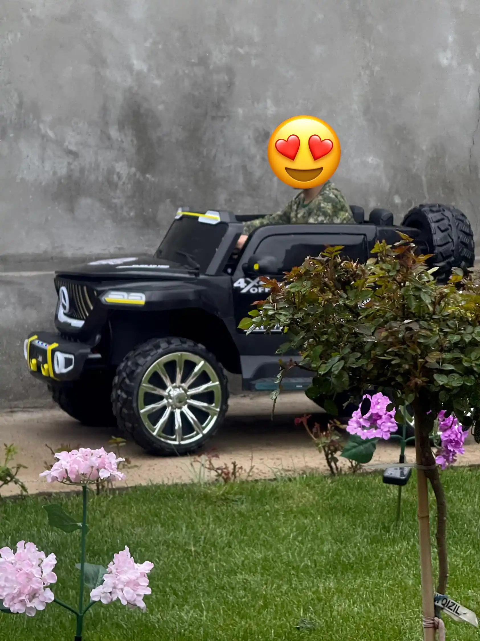 Katta o‘lchamli Mercedes-Benz bolalar elektromobili