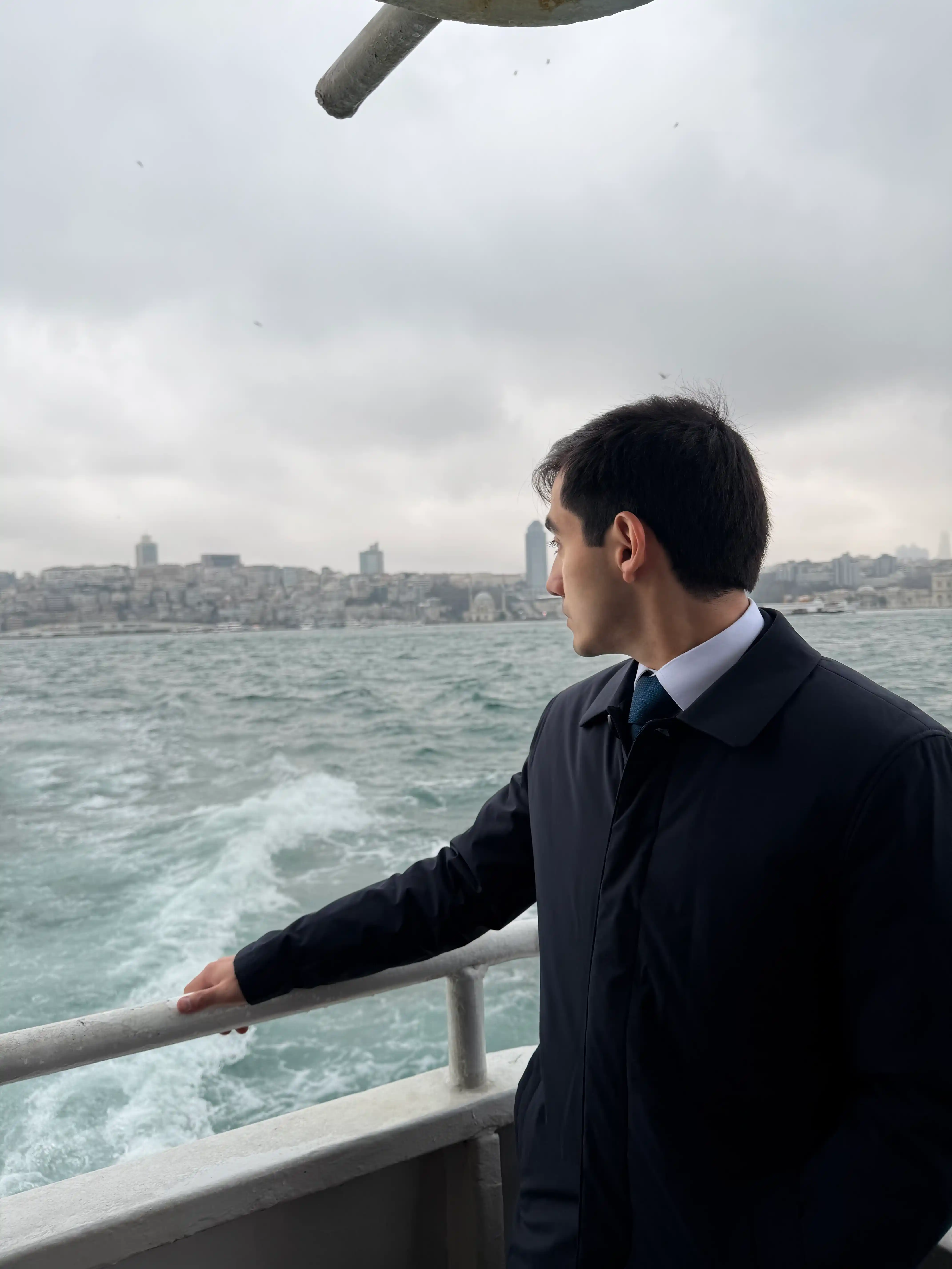 Erkaklar uchun klassik plash, o'rta uzunlikda, yoqali va tik yoqa, ichi sinteponsiz