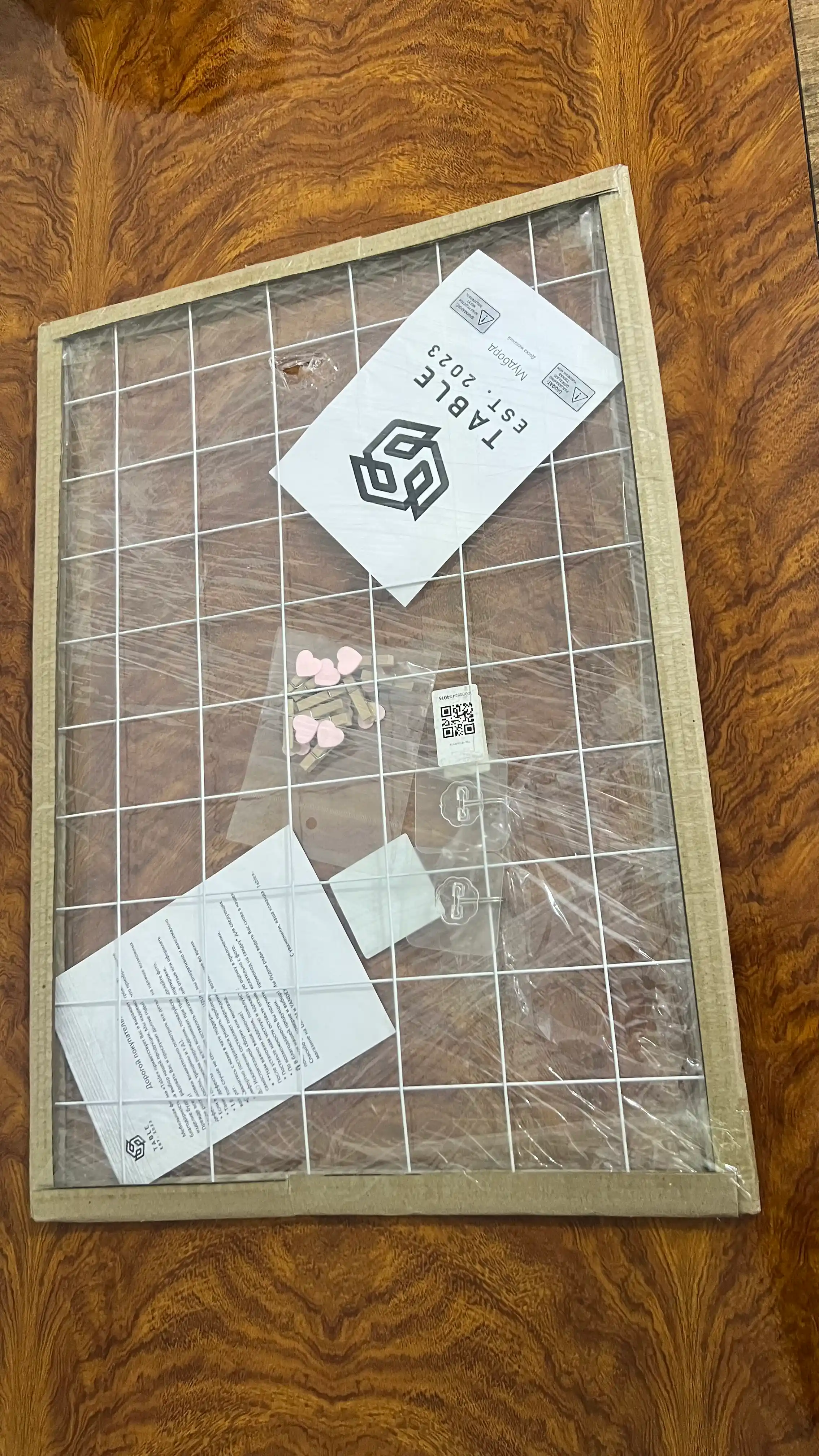 Мudbord, metall panjara, fotosuratlar uchun tilaklar xaritasi