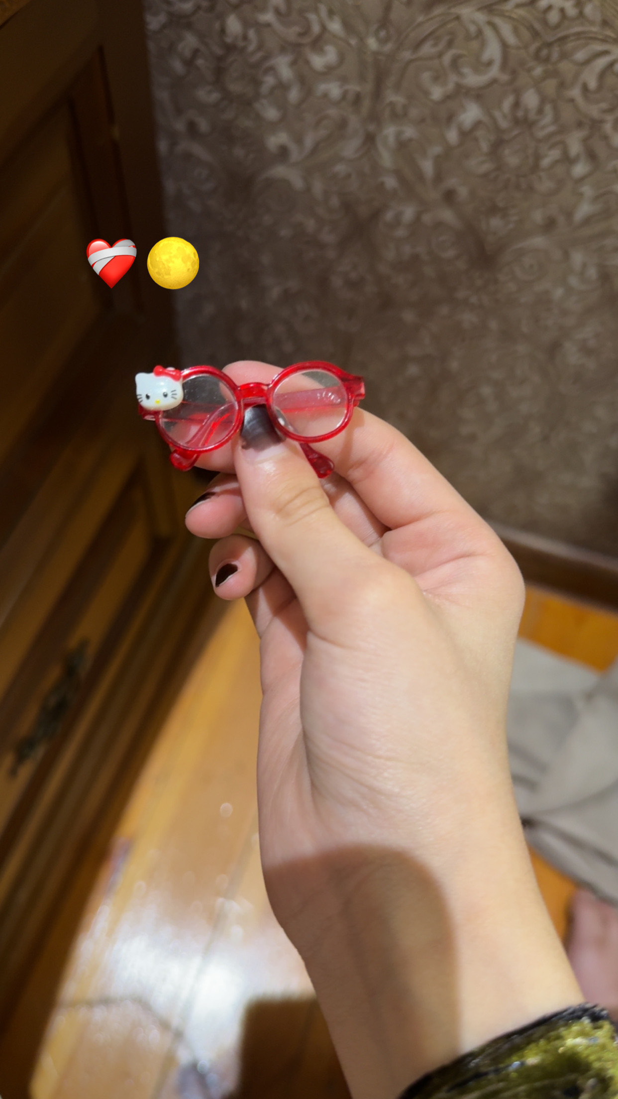 Ayollar zanjiri, marjon, "Hello Kitty ko‘zoynak" y2k, dofamin uslubi