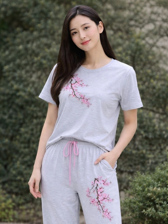 Ayollar uchun sport Sakura printli dvoyka костюм MiuMiu uslubida | Yozgi qulay set (44–52)
