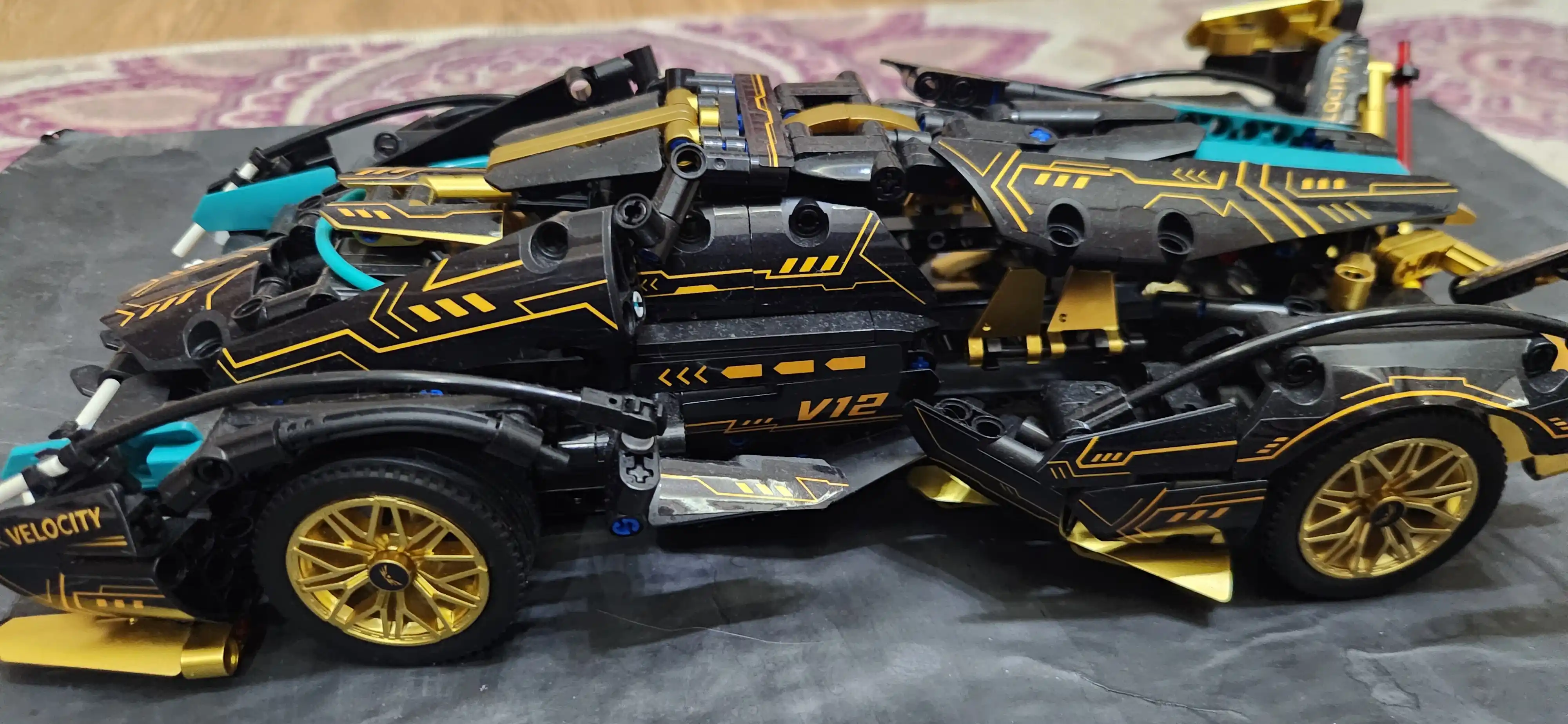 Formula 1 poyga mashinasi konstruktori, katta model 1:8 Technic, LEGO bilan mos keladi