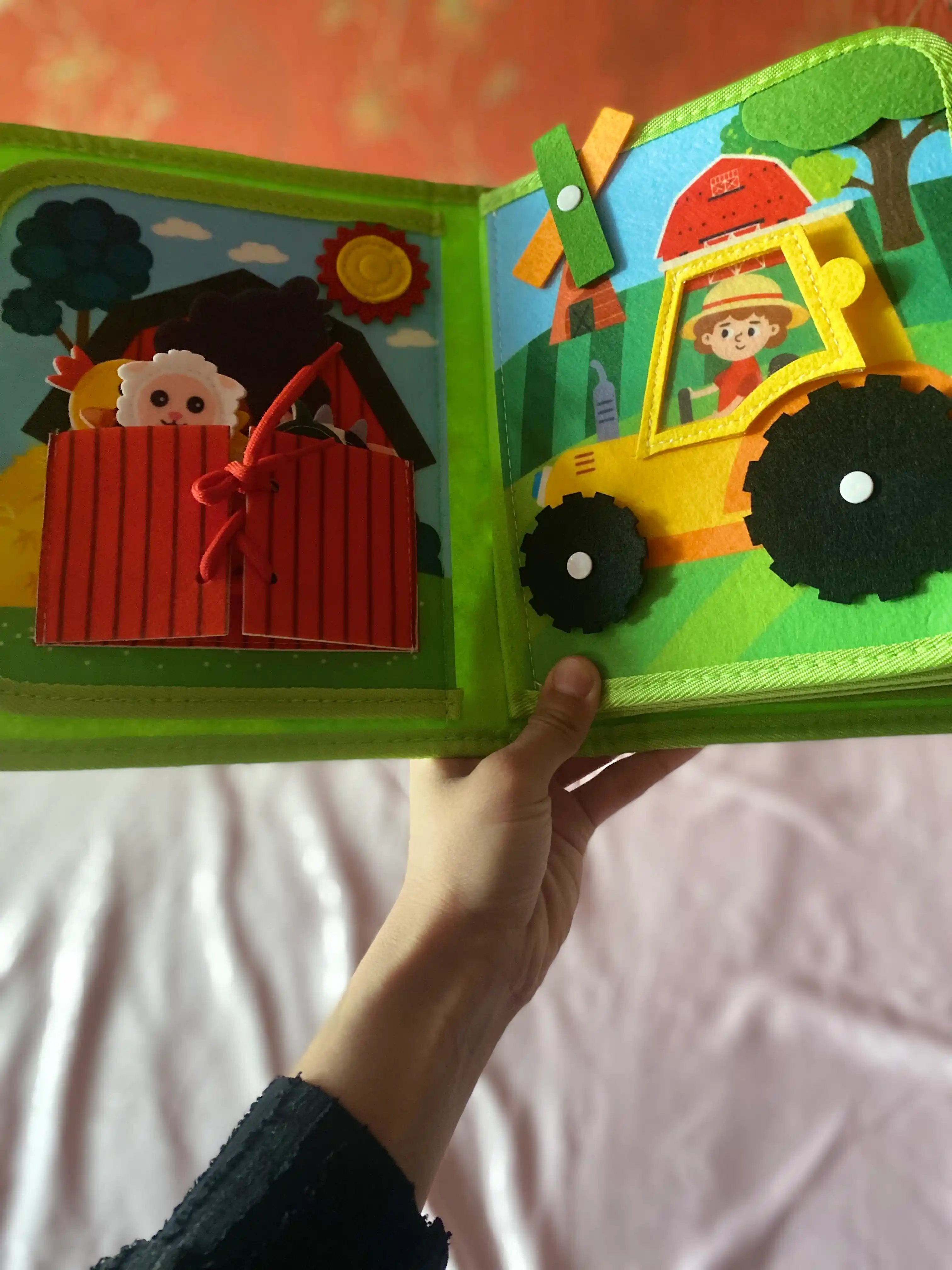 Usborne Busy Book, fetrdan tayyorlangan bizibord-kitob - kichkintoylar uchun taktil rivojlantiruvchi kitob