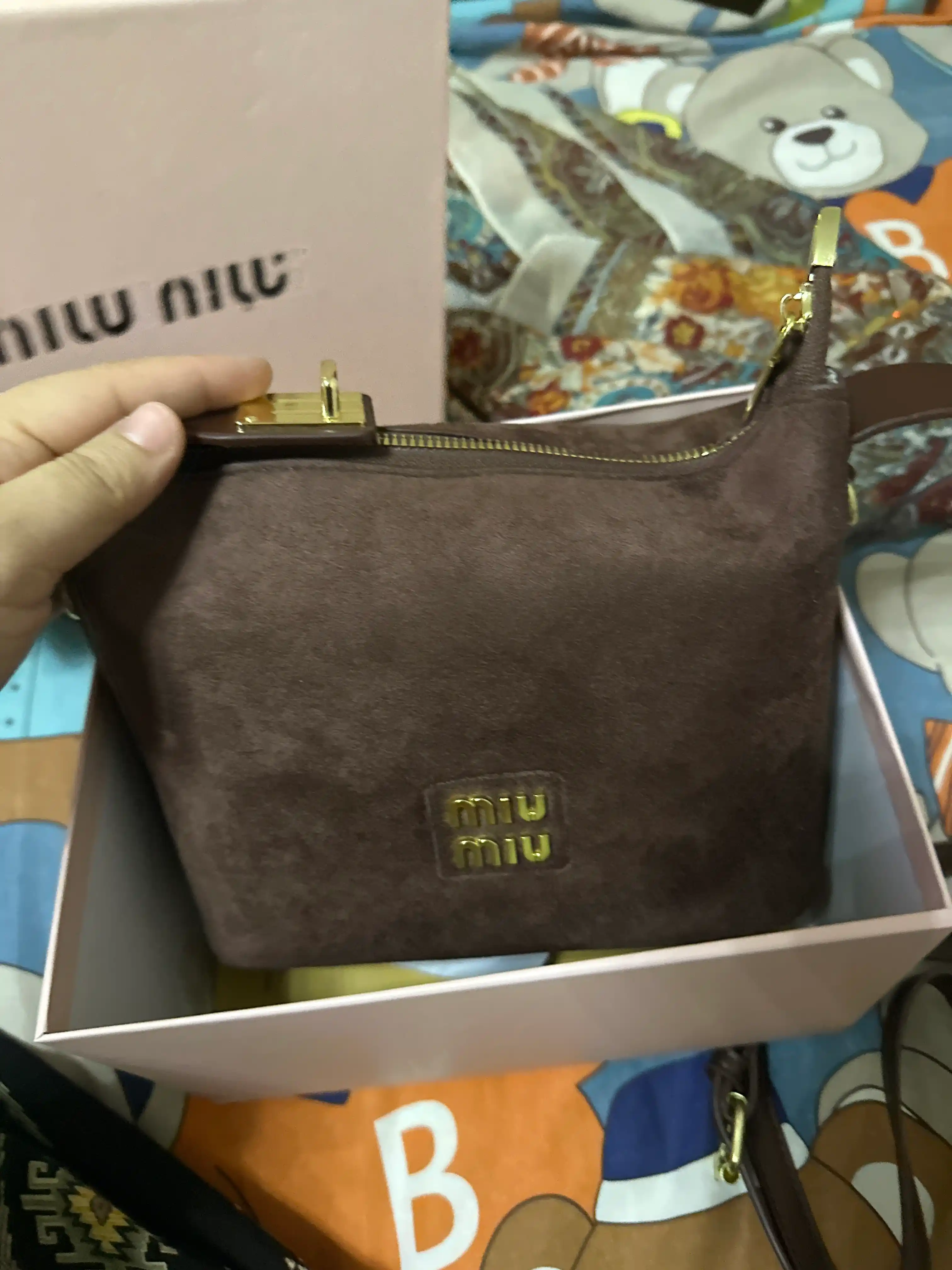 Ayollar sumkasi, ish va o‘qish uchun yelkaga osiladigan 14x24 sm zamsh sumka korobkada