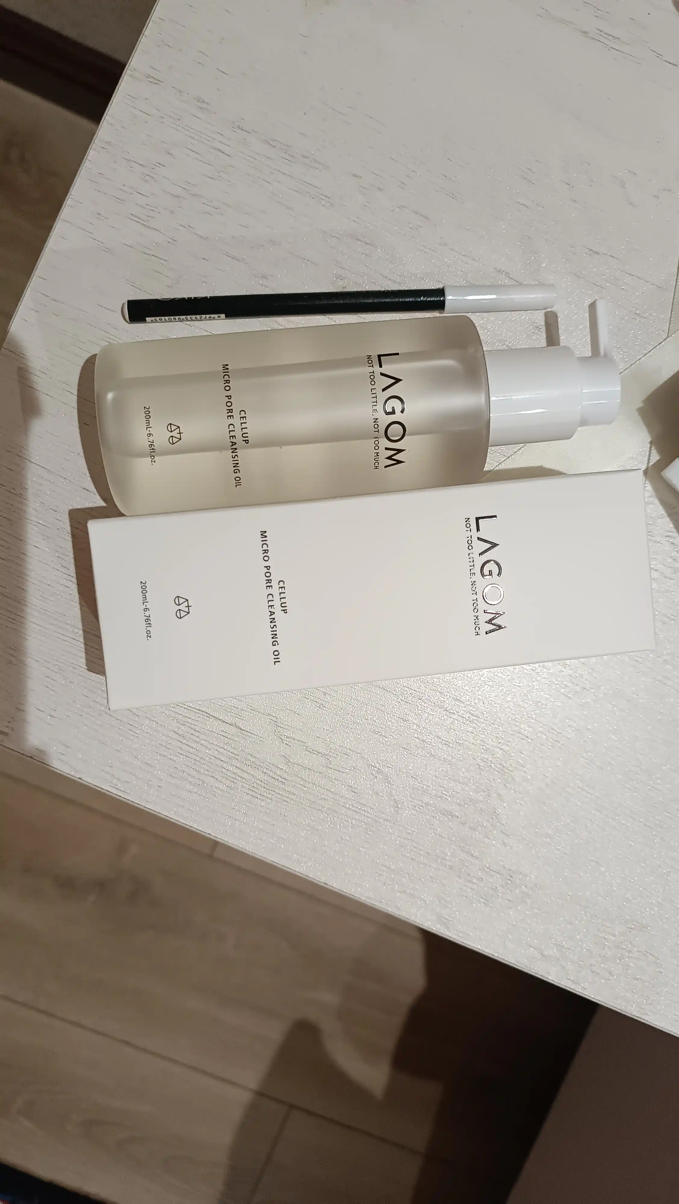 Yuzni yuvish va makiyajni olish uchun gidrofil moy Lagom Cellup Micro Pore Cleansing Oil