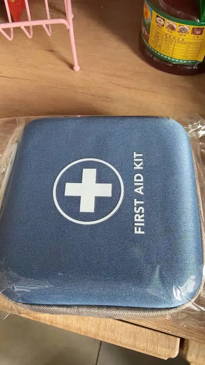 Аптечка дорожная First Aid Kit, водонепроницаемая, компактная 13×13 см