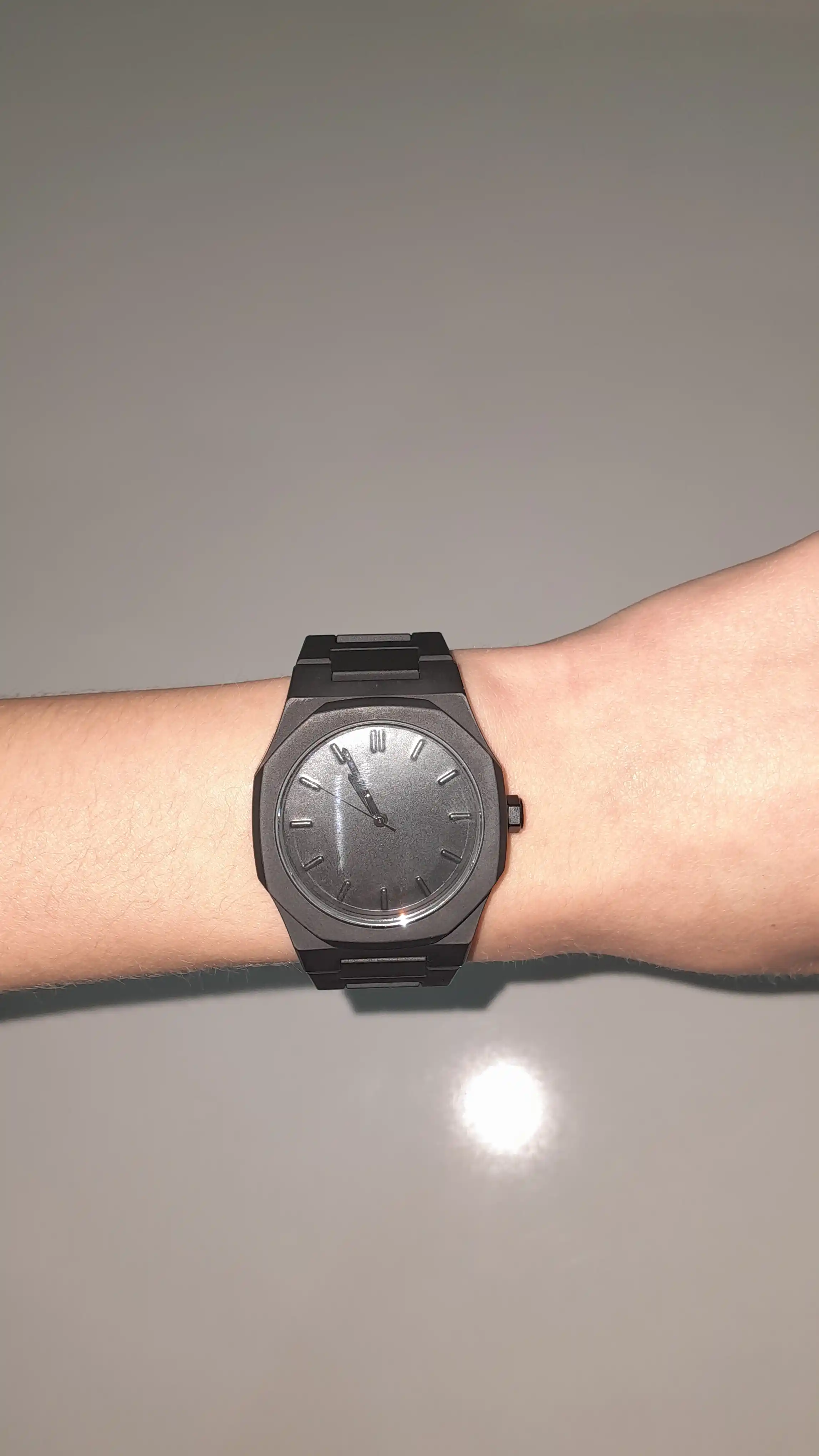 Arab Aura erkaklar soati - minimalist qora rangda, quti bilan