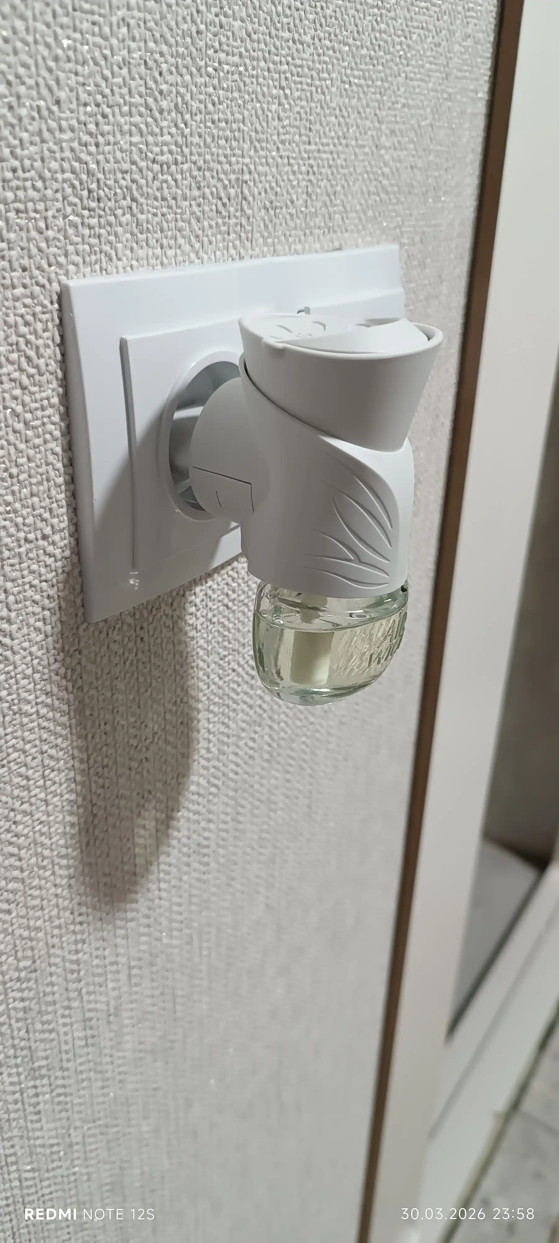 Диффузер аромамасел со сменным флаконом Air Wick "Прохлада льна и свежесть сирени", 19 мл
