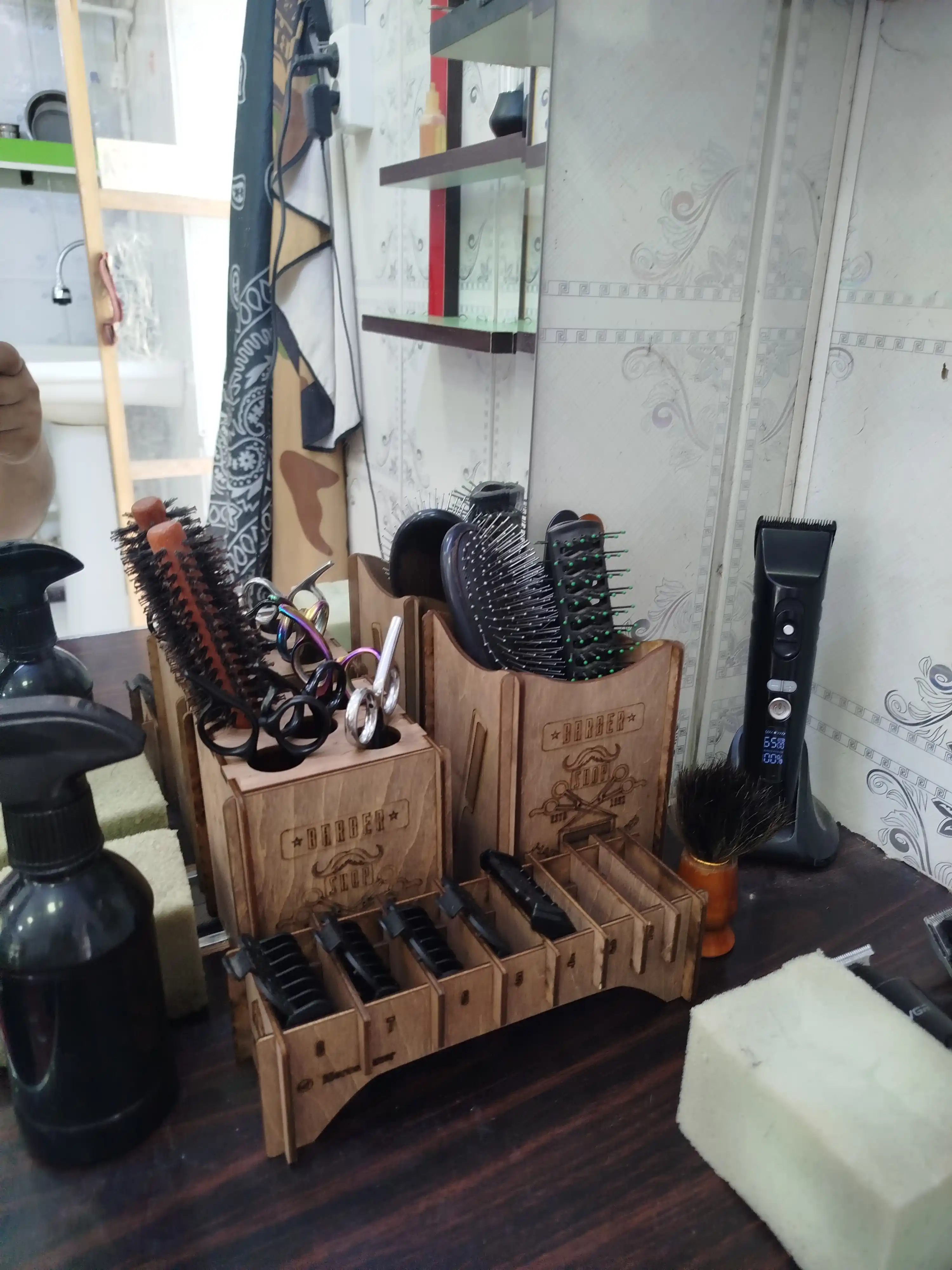 Sartaroshlar uchun stend, Barber