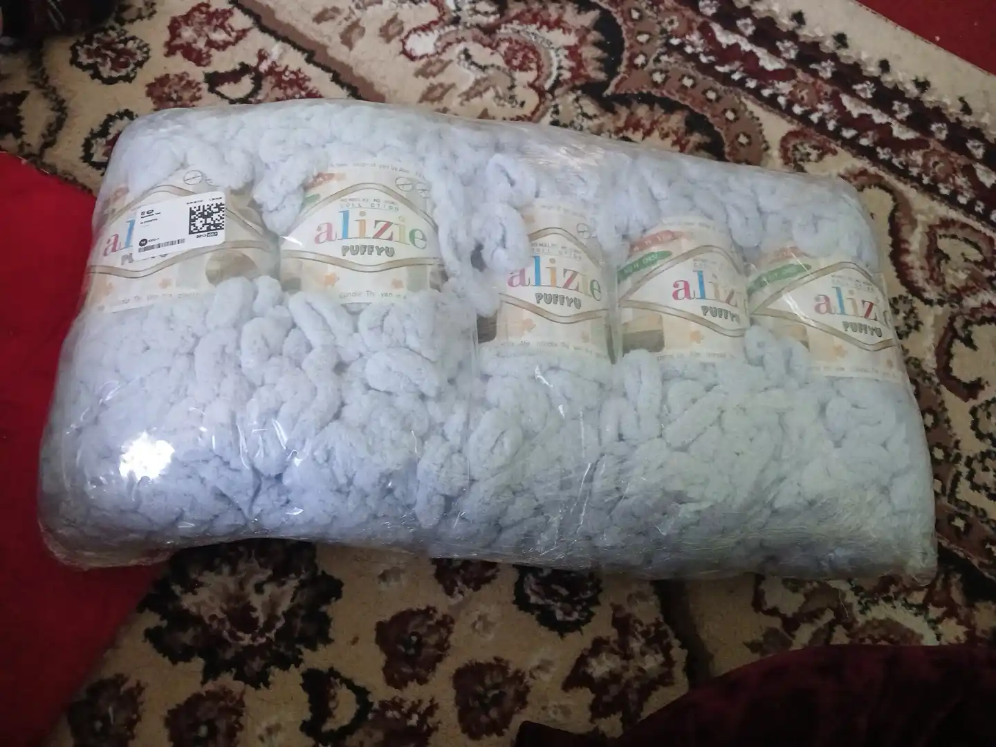 Katta ilmoqli to'qish uchun, ip Alizie Puffyu, 100 gr, 7 metr
