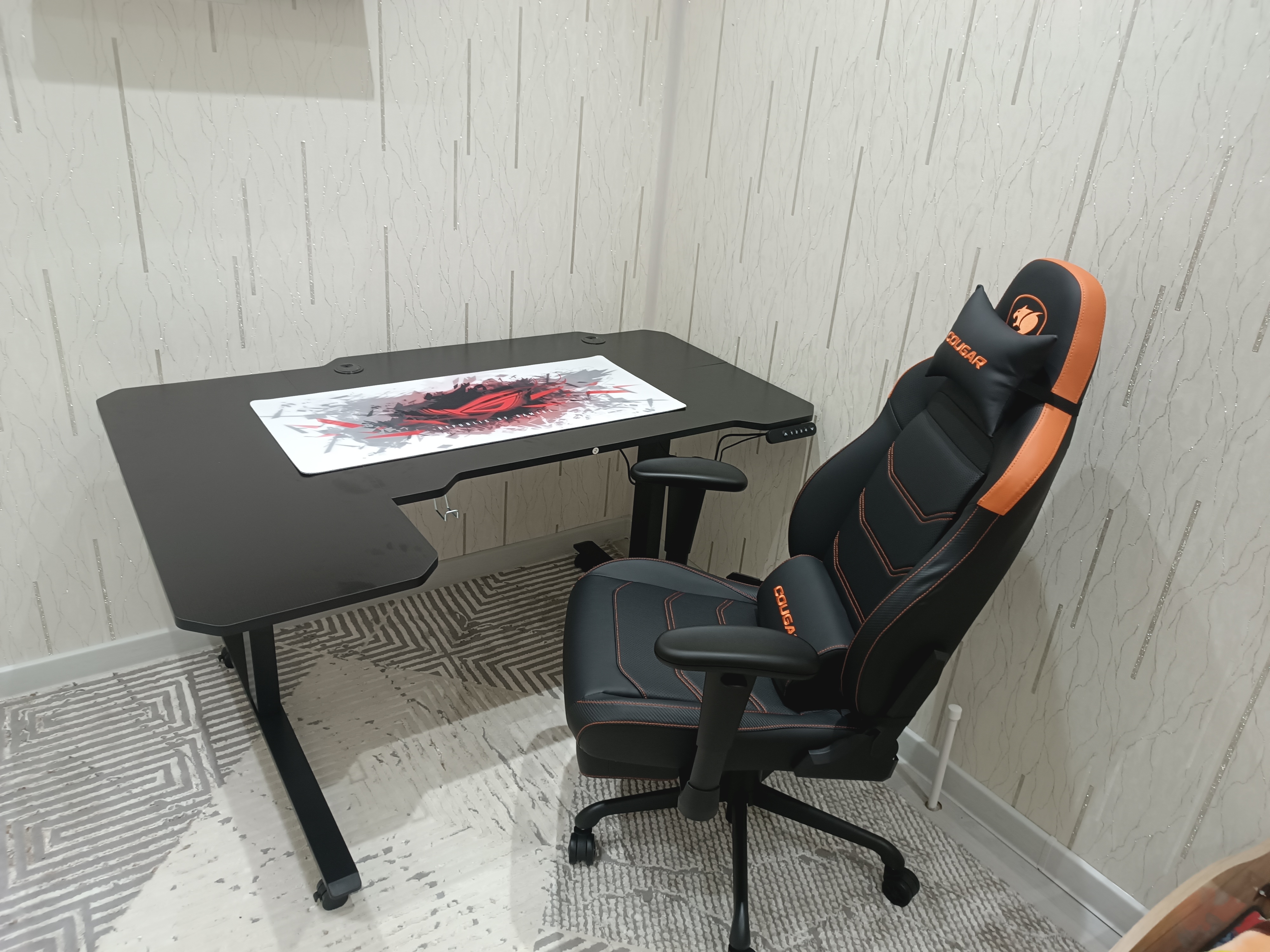 Elektr balandligi sozlanishi kompyuter stoli, 150 × 78 sm