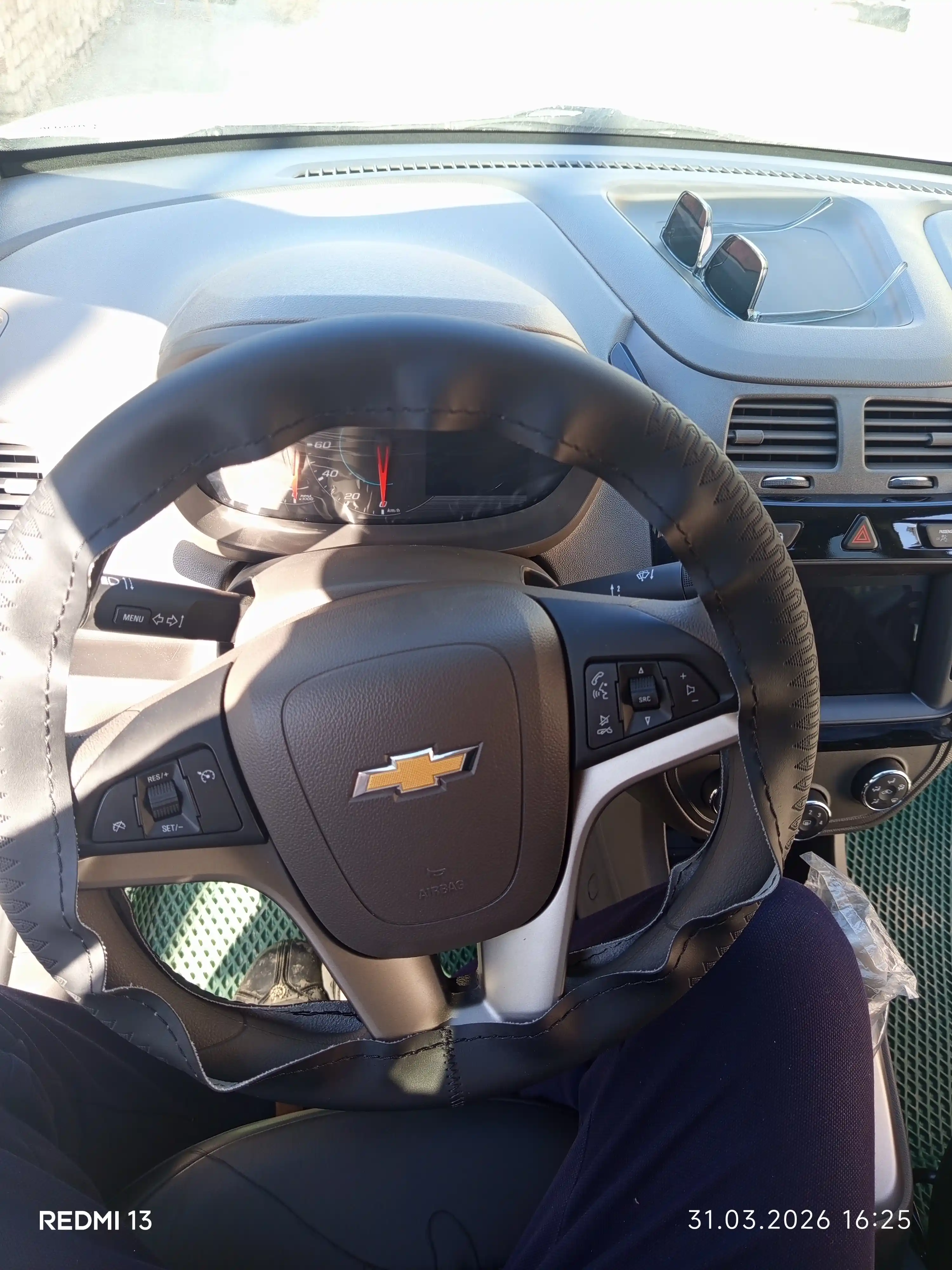 Чехол на руль Car BOSS, из дышащей, удобной и экологичной кожи