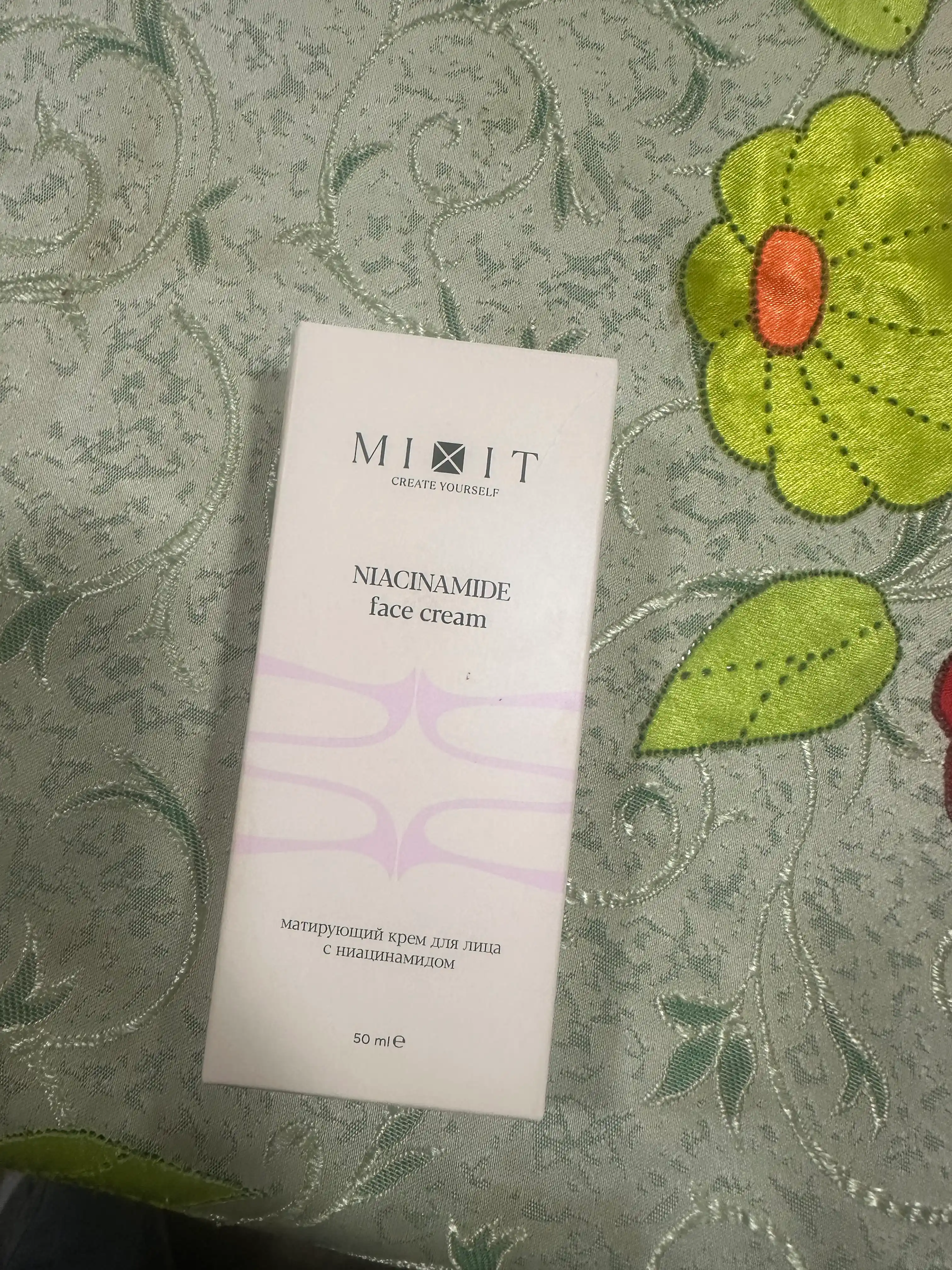 MIXIT husnbuzarlarga qarshi niatsinamidli yuz uchun motlashtiruvchi krem, 50 ml