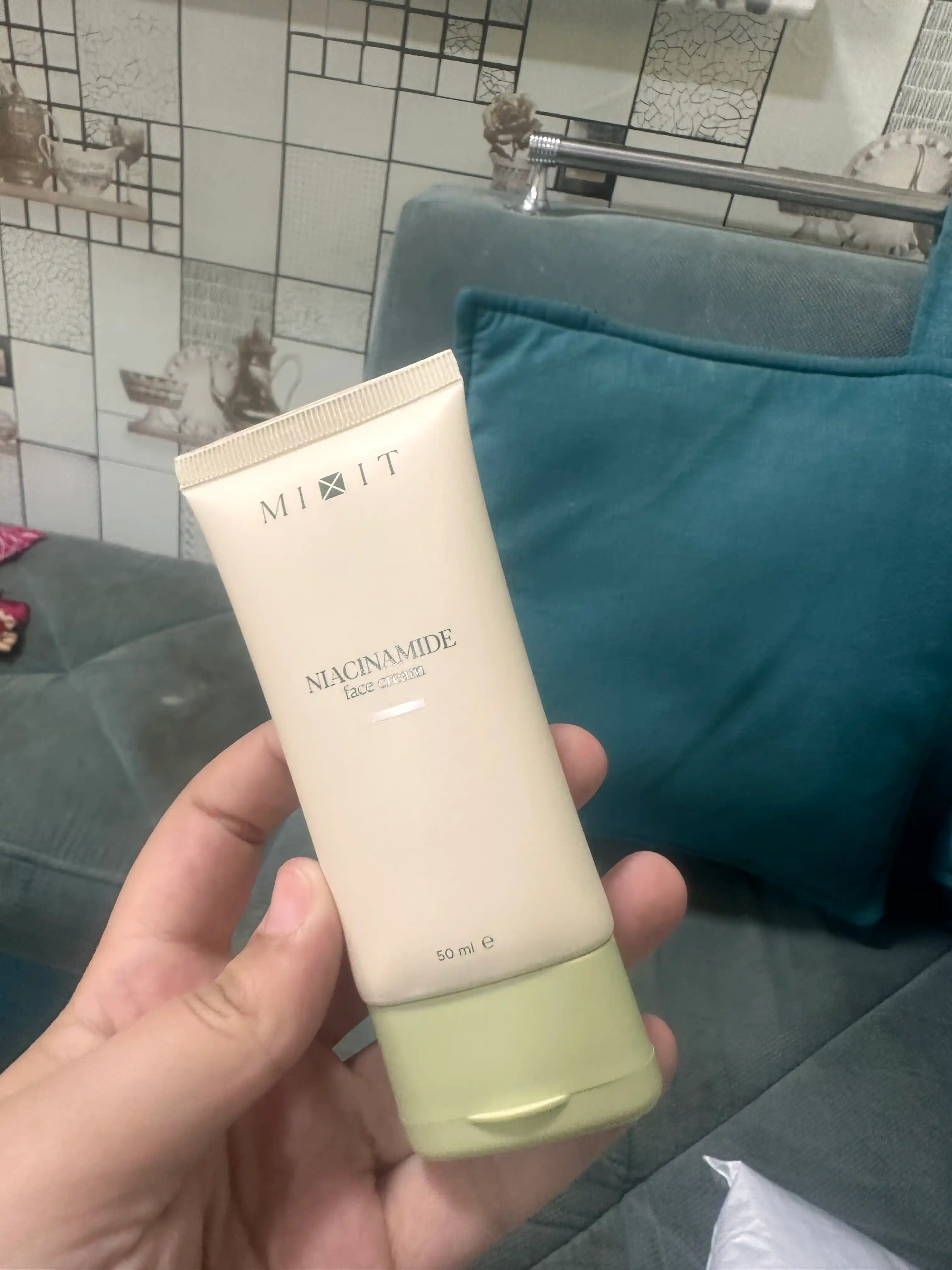 MIXIT husnbuzarlarga qarshi niatsinamidli yuz uchun motlashtiruvchi krem, 50 ml