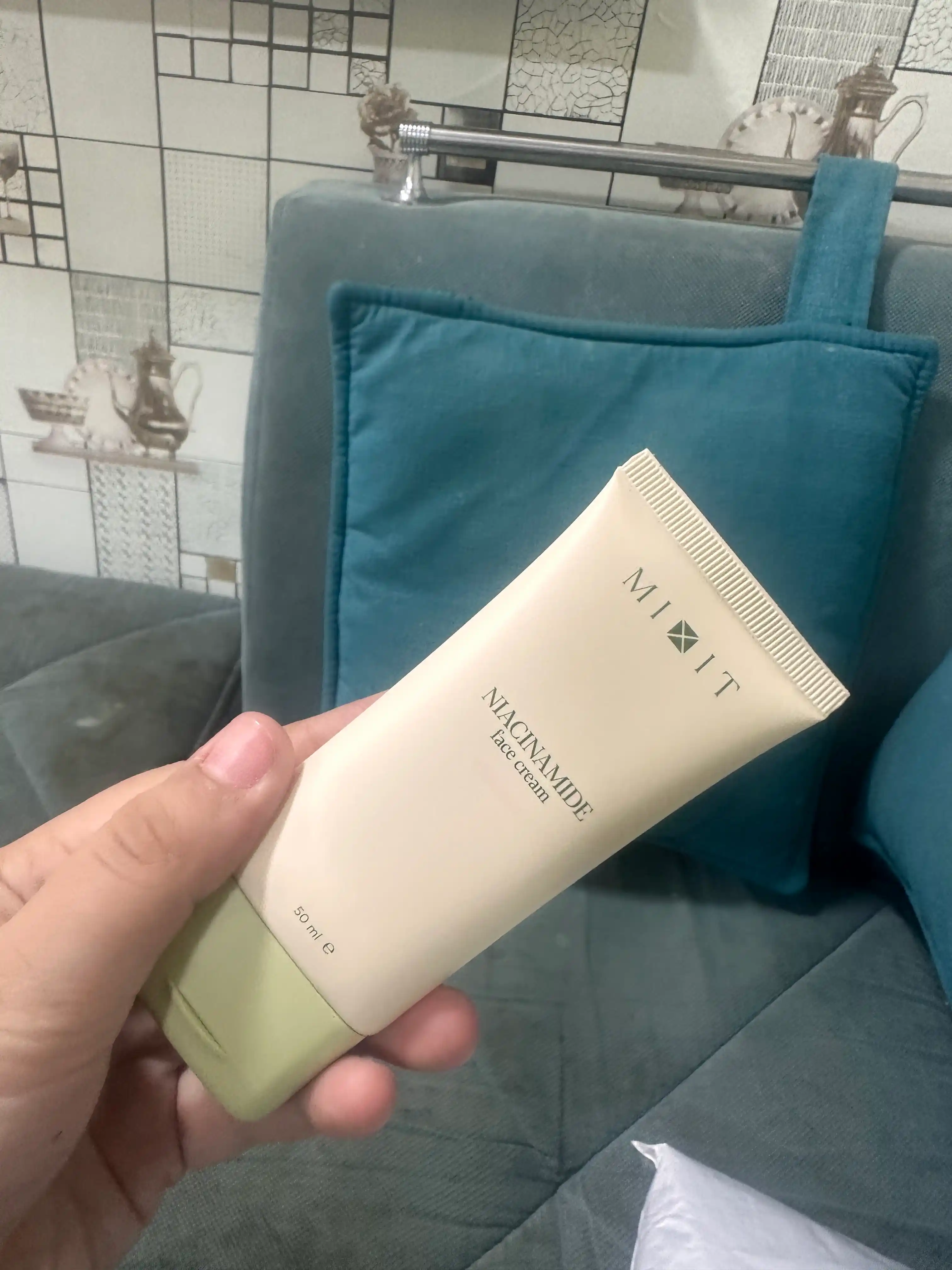 MIXIT husnbuzarlarga qarshi niatsinamidli yuz uchun motlashtiruvchi krem, 50 ml