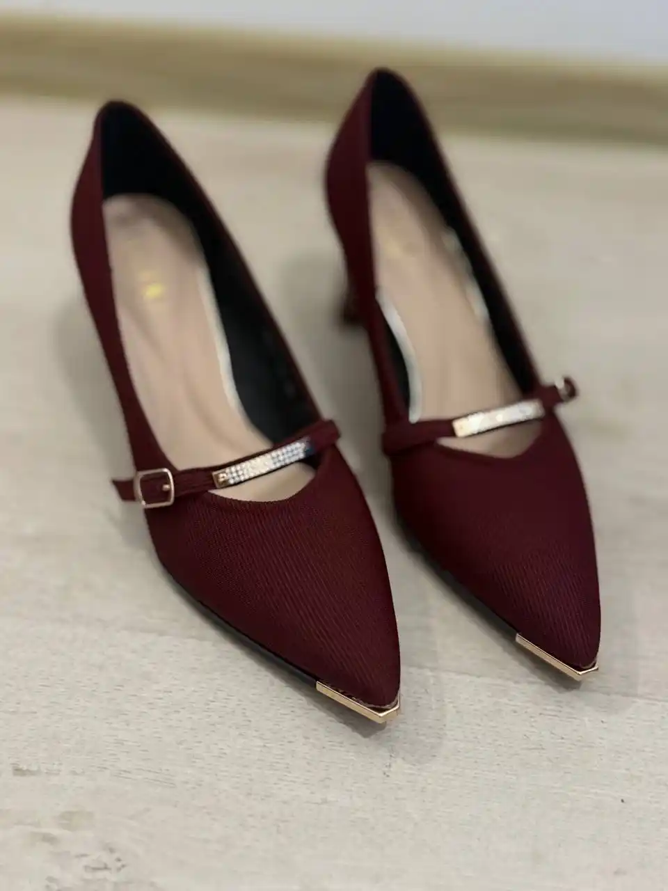 Ayollar uchun elegant poshnali tufli, uchli burunli, nafis va zamonaviy model