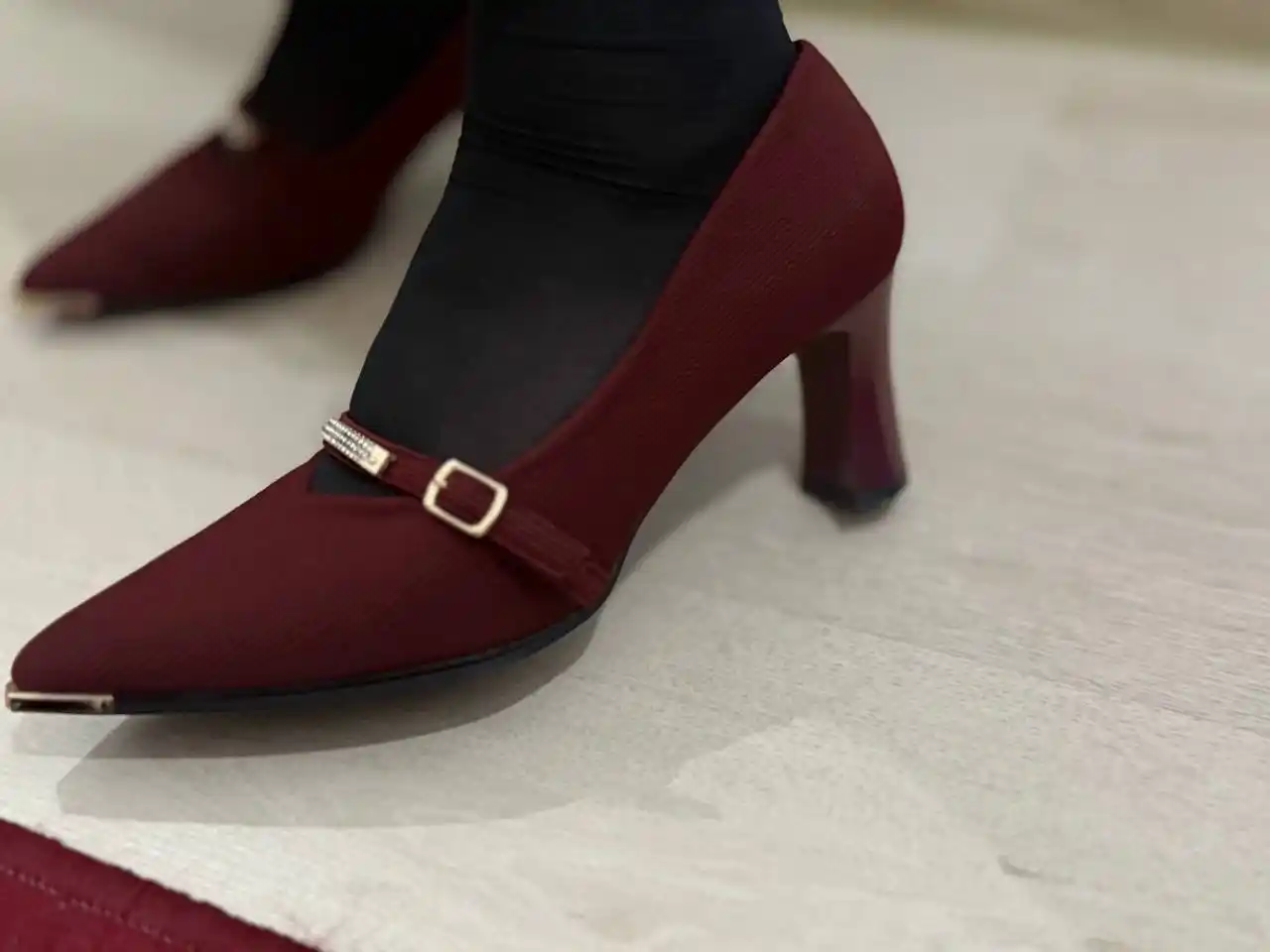 Ayollar uchun elegant poshnali tufli, uchli burunli, nafis va zamonaviy model
