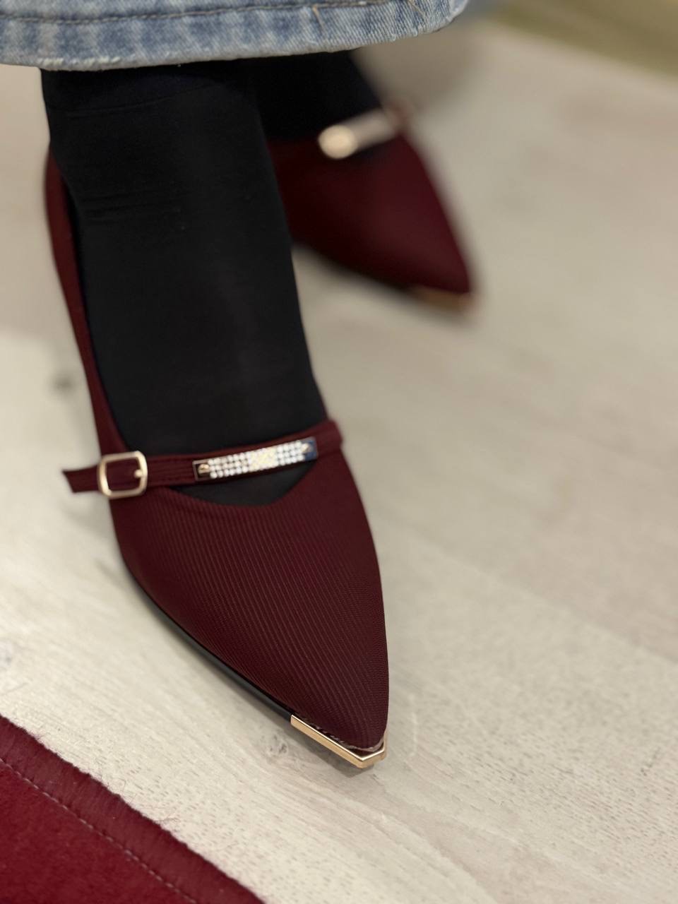 Ayollar uchun elegant poshnali tufli, uchli burunli, nafis va zamonaviy model