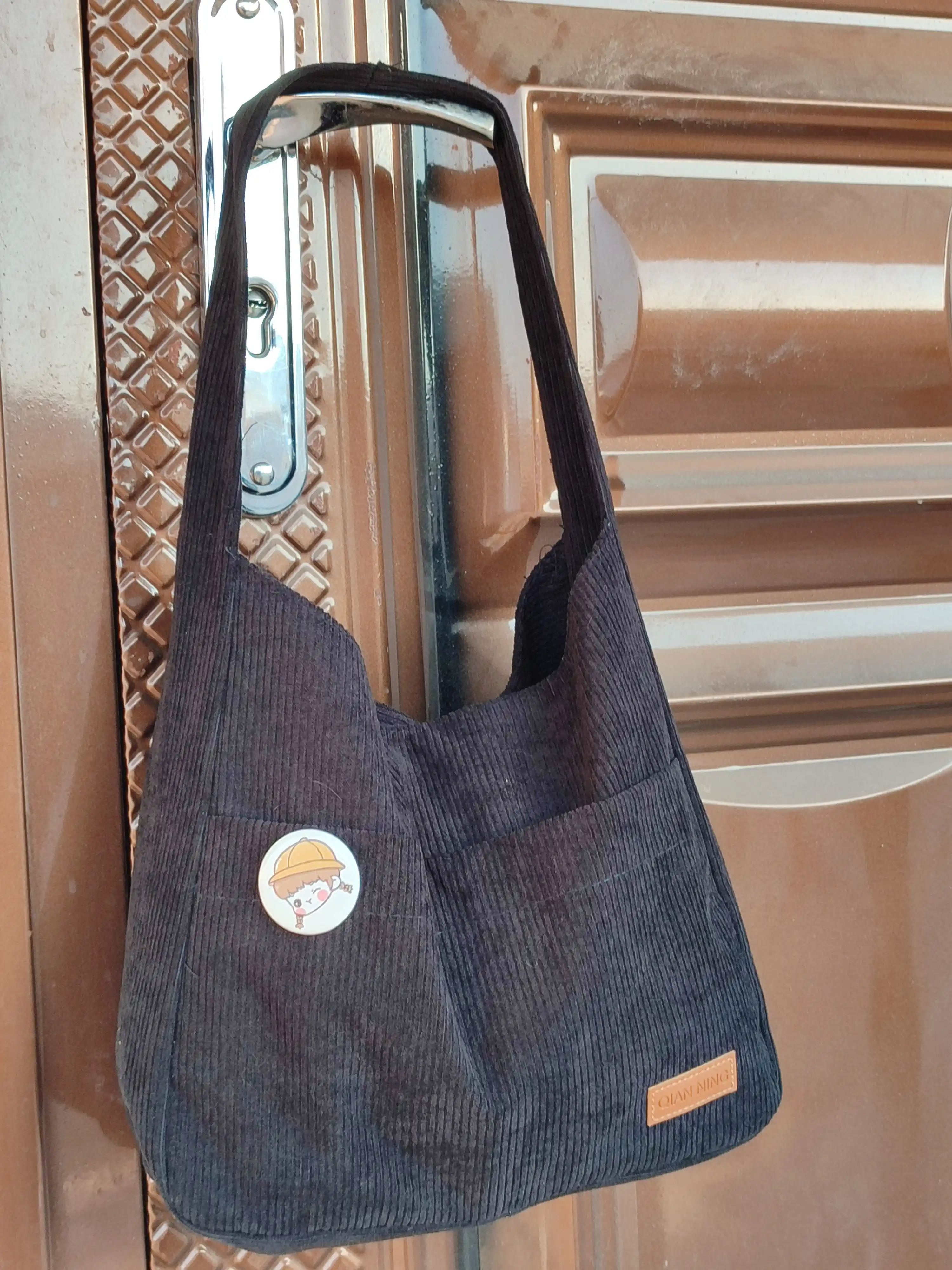 Ayollar shopper sumkasi, baxmaldan, yelkaga taqiladigan, 4 xil rangda: qora, jigar rang, oq, pushti