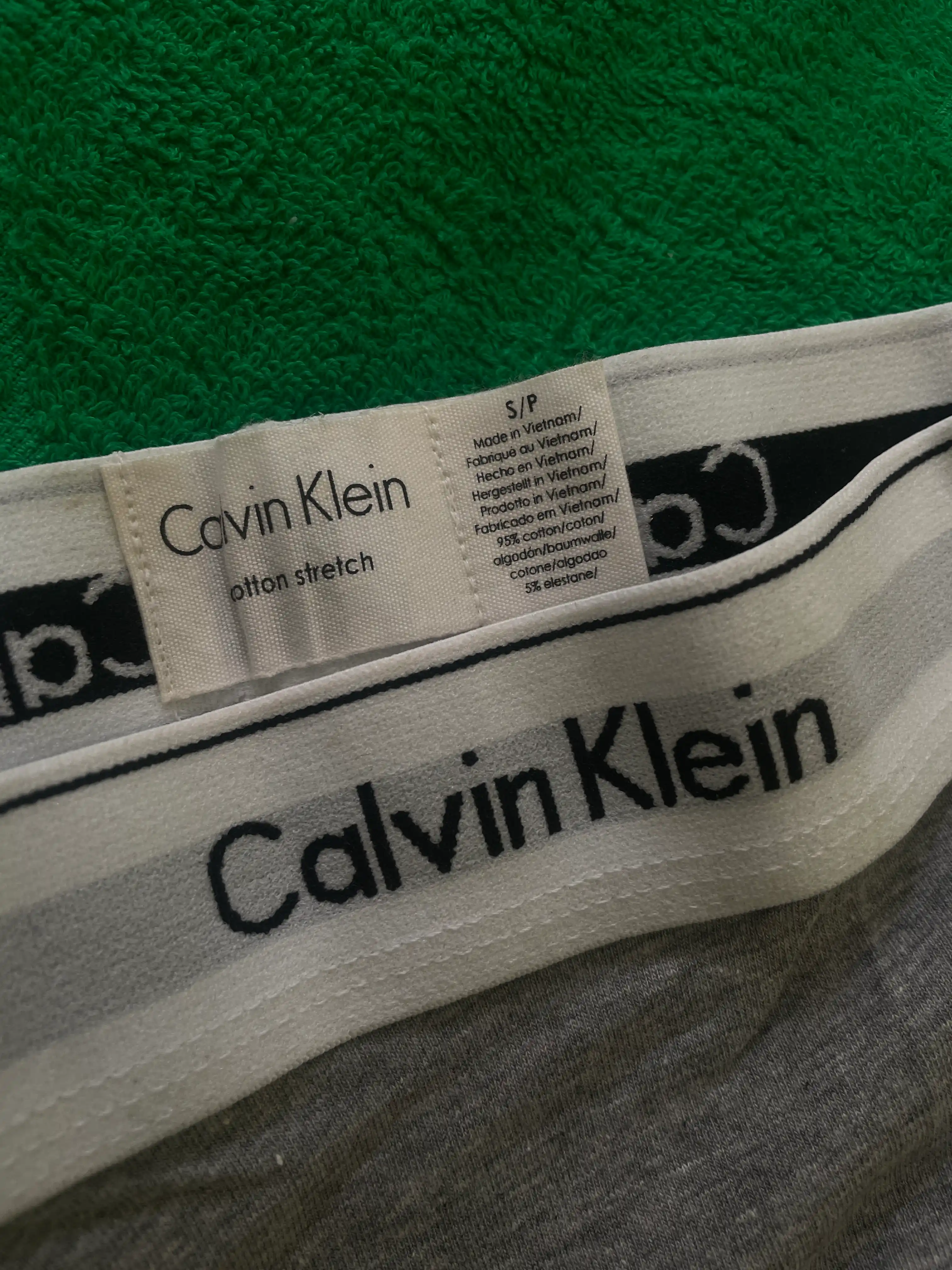Ayollar uchun Calvin Klein ichki kiyimlar to‘plami