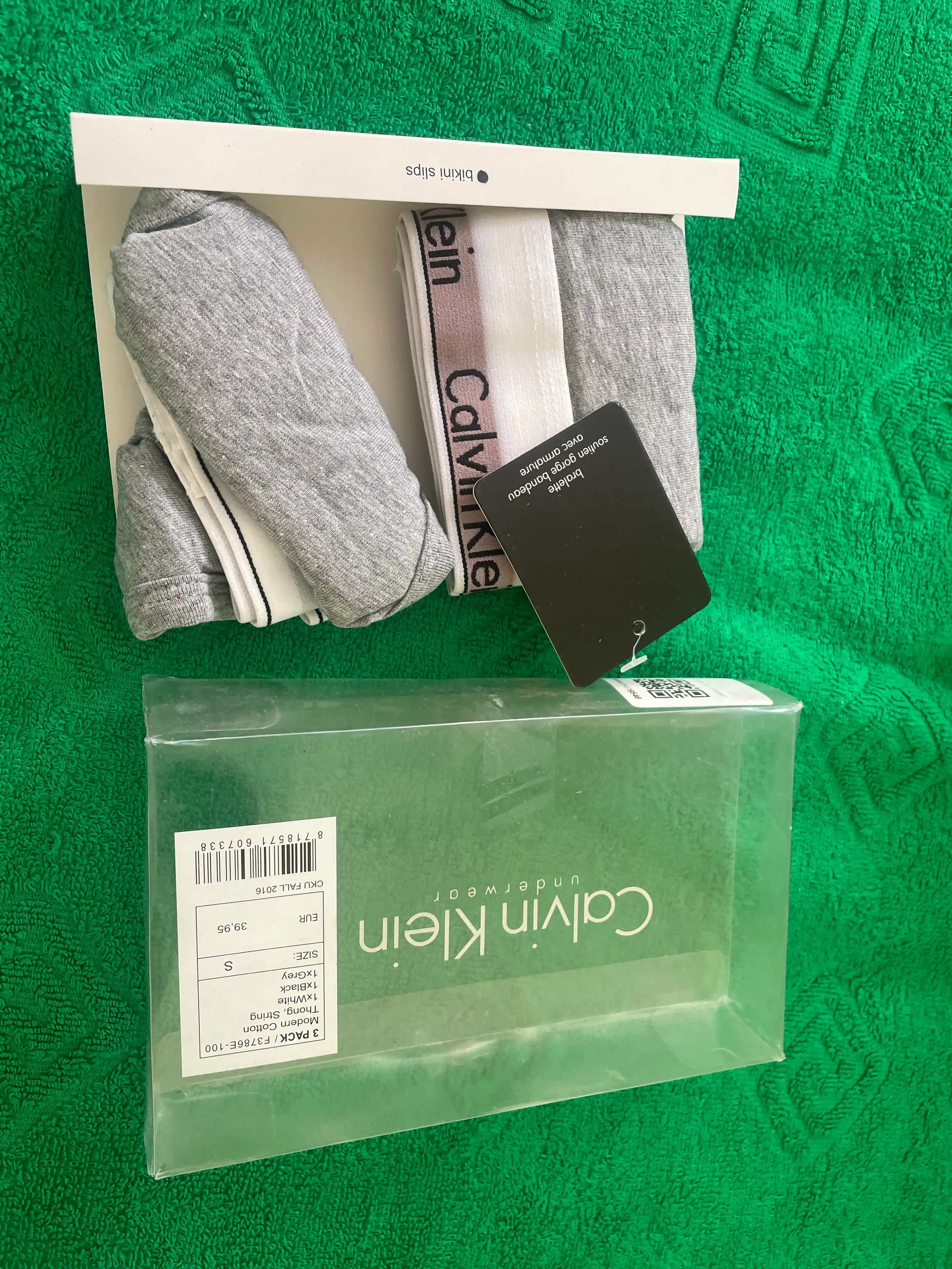 Ayollar uchun Calvin Klein ichki kiyimlar to‘plami