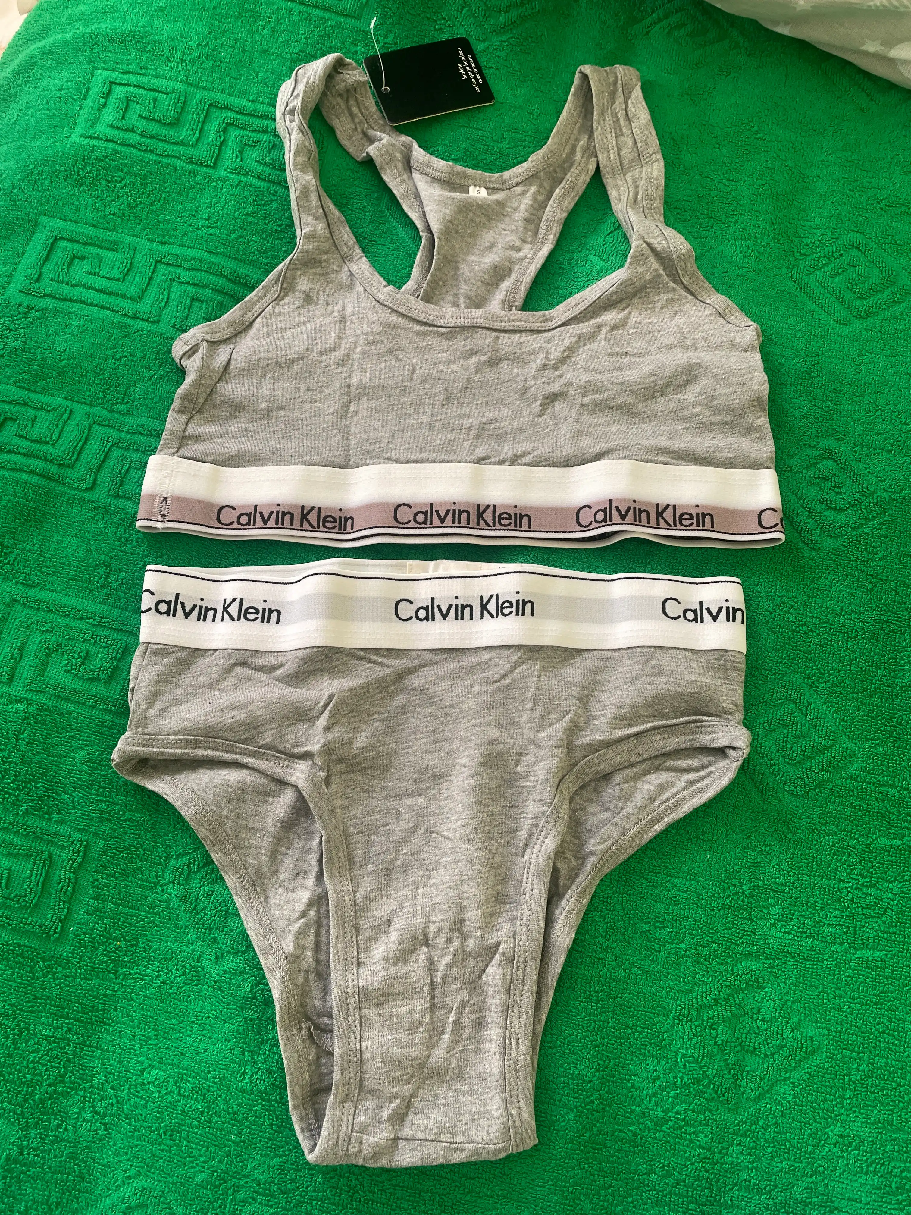 Ayollar uchun Calvin Klein ichki kiyimlar to‘plami