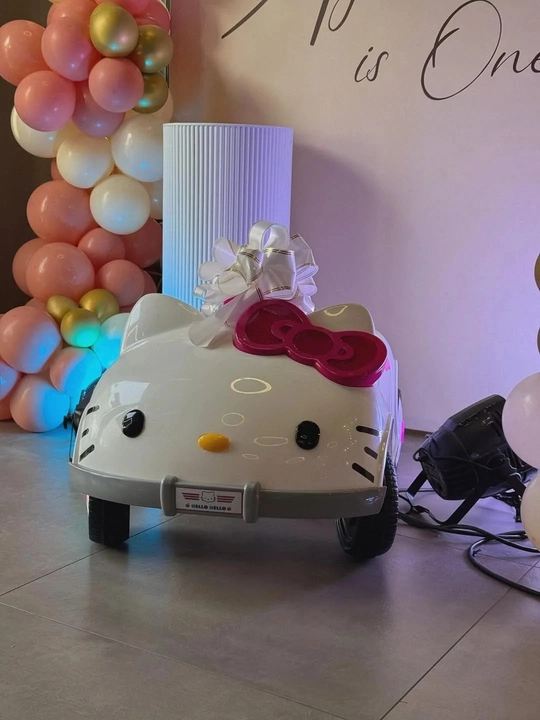 «Hello Kitty» bolalar еlektromashinasi boshqaruv pultli