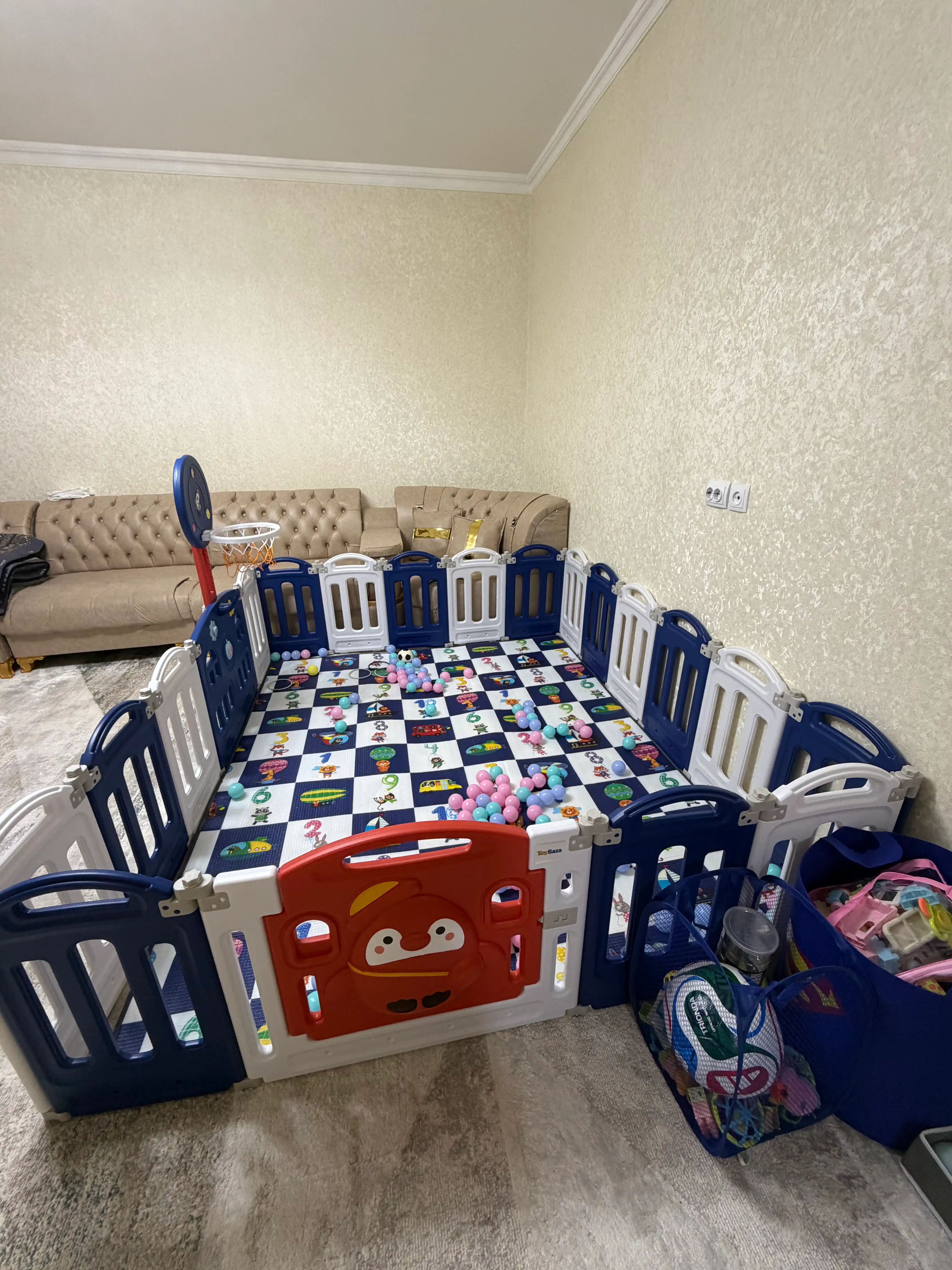 DOM BABY bolalar o'yin maydonchasi manej, gilamcha va 100 ta to'p bilan, 186x229 sm