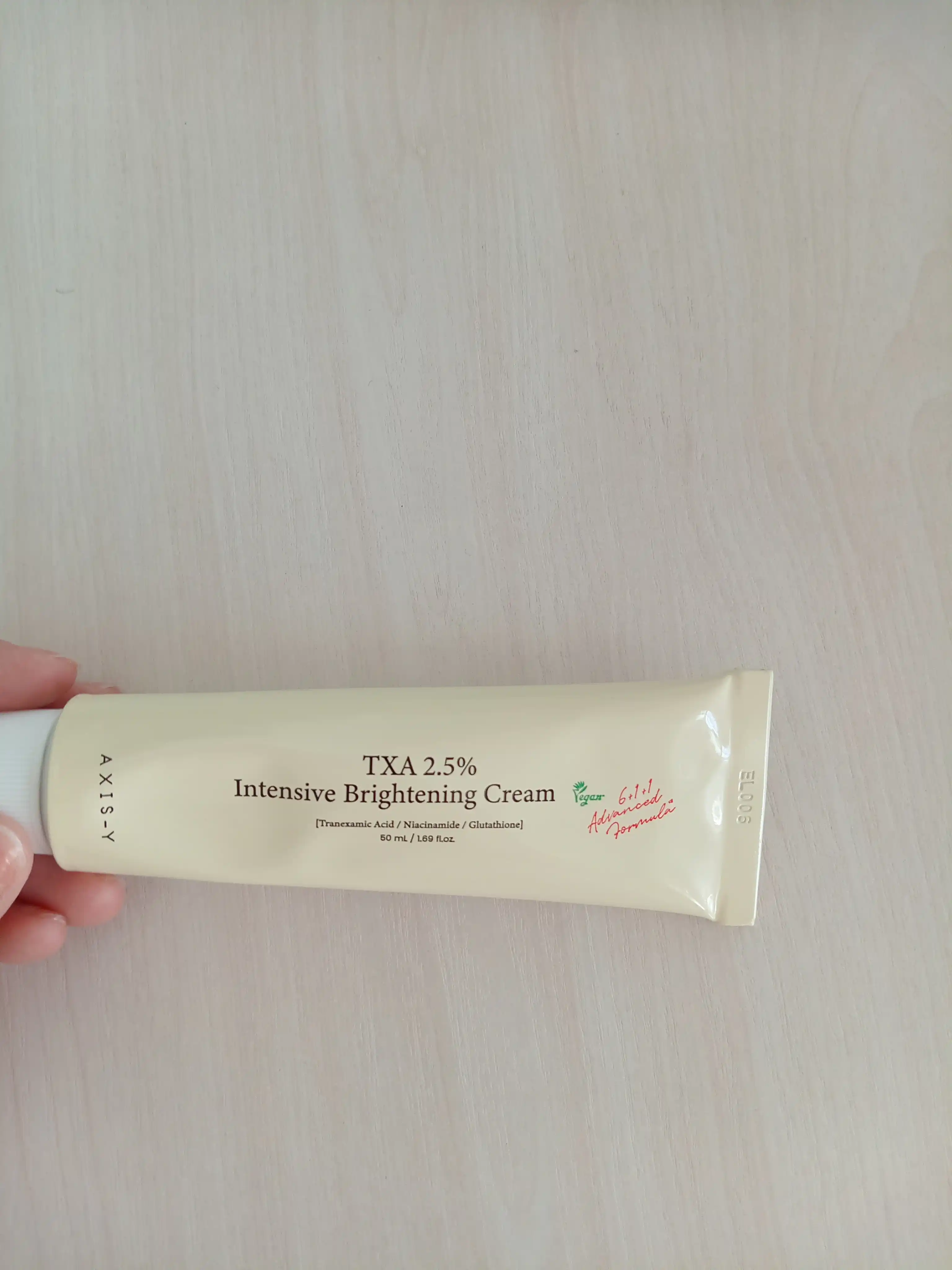 AXIS-Y TXA 2.5% yorug‘lantiruvchi krem teri rangini bir xillashtiradi va yaltirash beradi