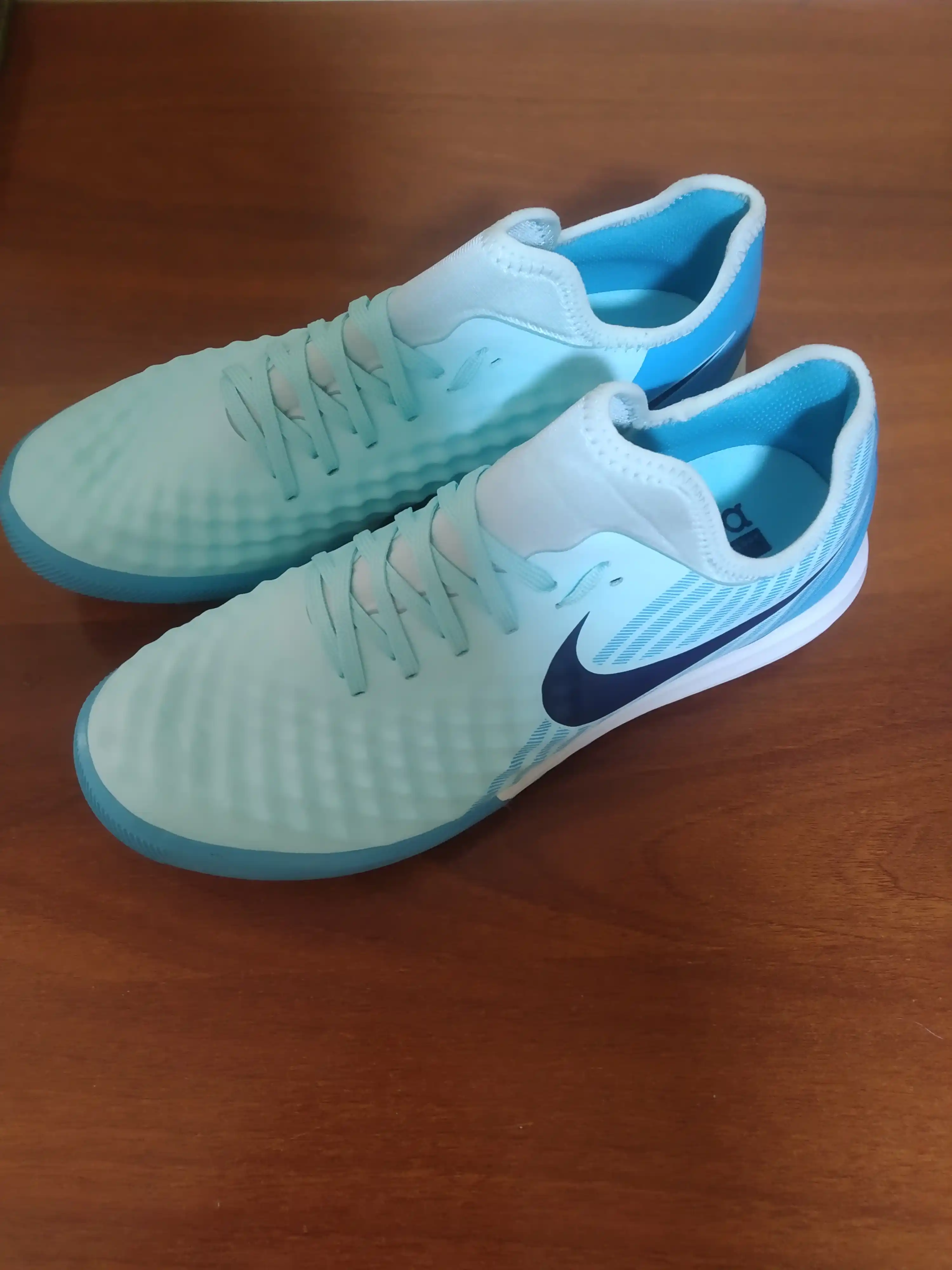 Futbol Sorokonojka. Butsi, Magista o'lcham 39-45