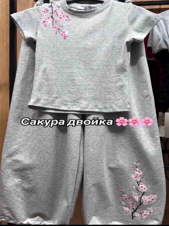 Ayollar uchun yozgi kostyum dvoyka sakura printli, futbolka va keng shim