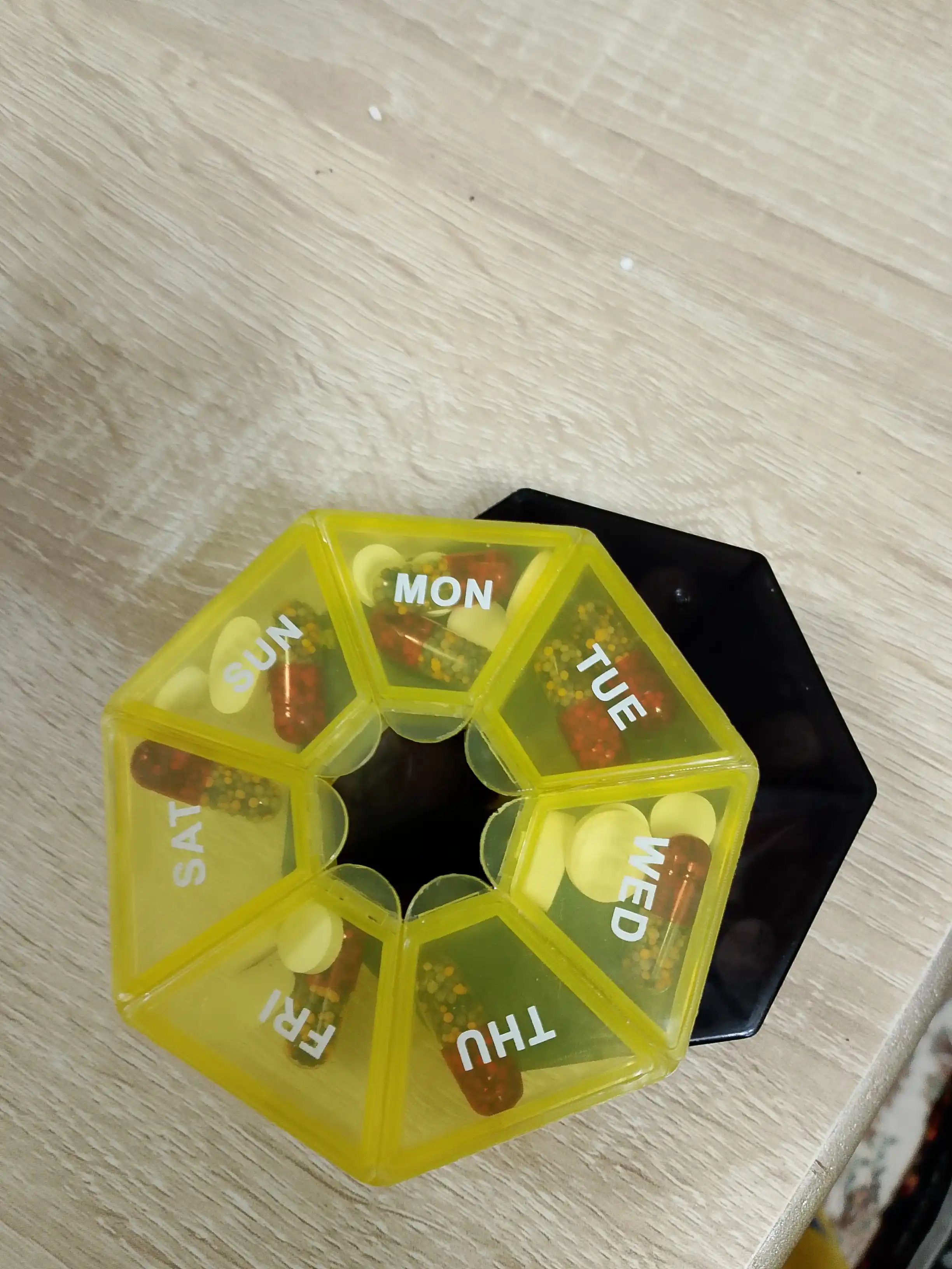 Tabletkalar, dorilar, vitaminlar, badlar, mayda-chuydalar uchun organayzer, 7 ta bo‘lim
