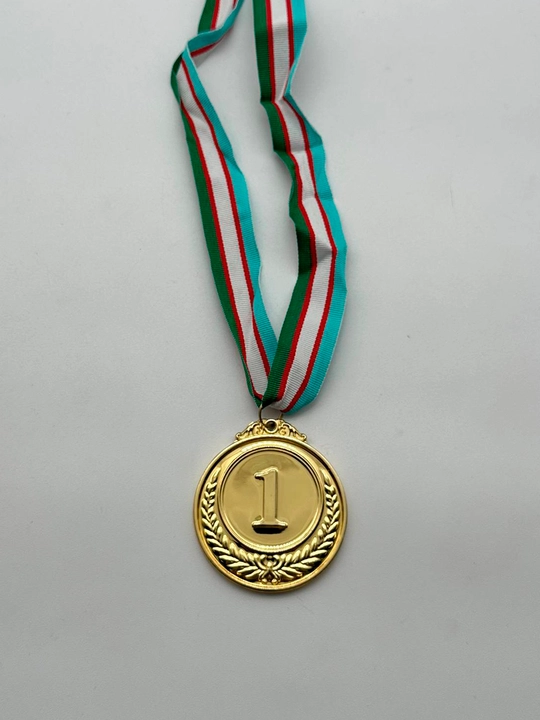 Sovrin medali, lentadagi metall, 1-o‘rin - oltin, 2-o‘rin - kumush, 3-o‘rin - bronza