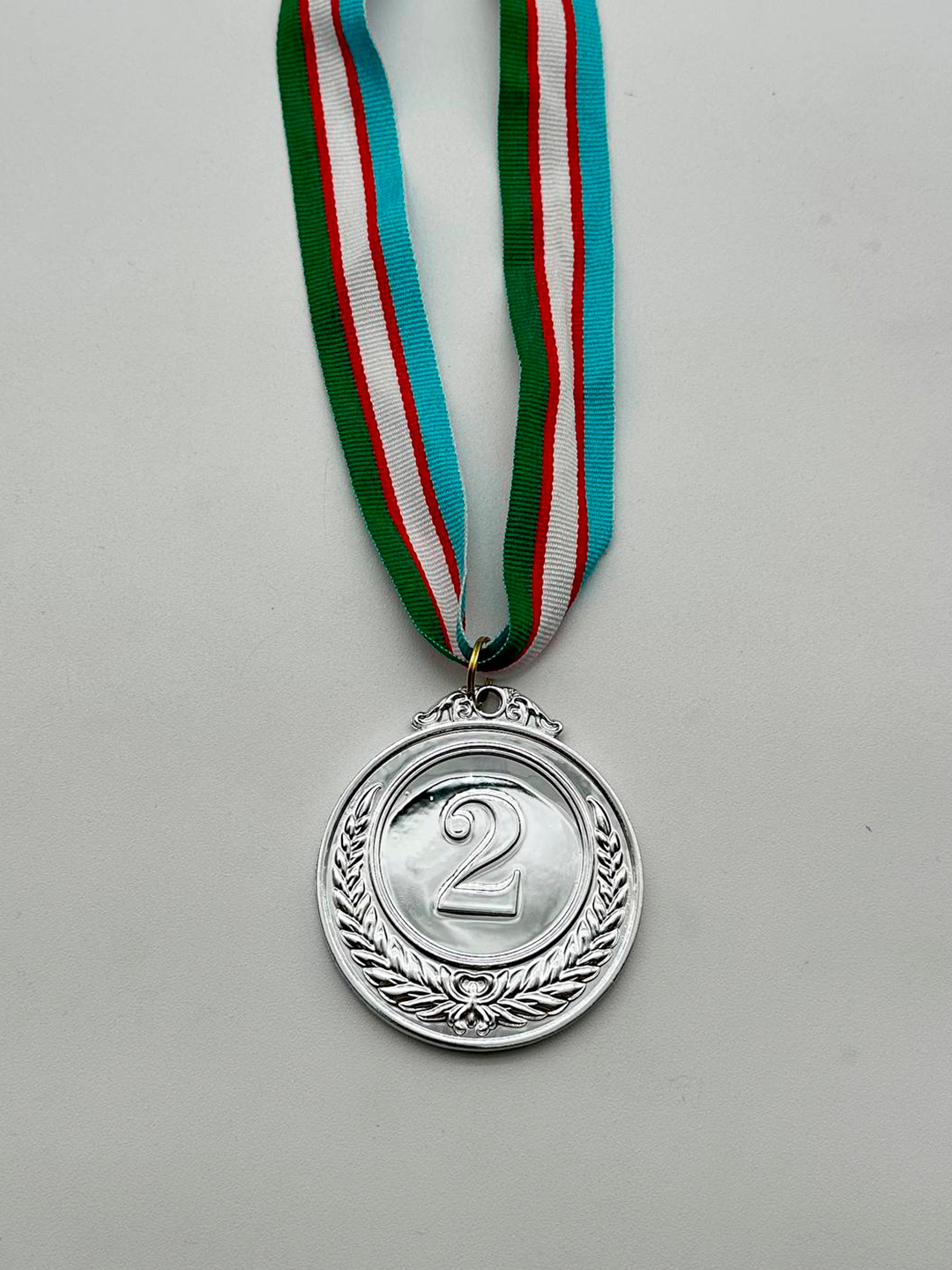 Sovrin medali, lentadagi metall, 1-o‘rin - oltin, 2-o‘rin - kumush, 3-o‘rin - bronza