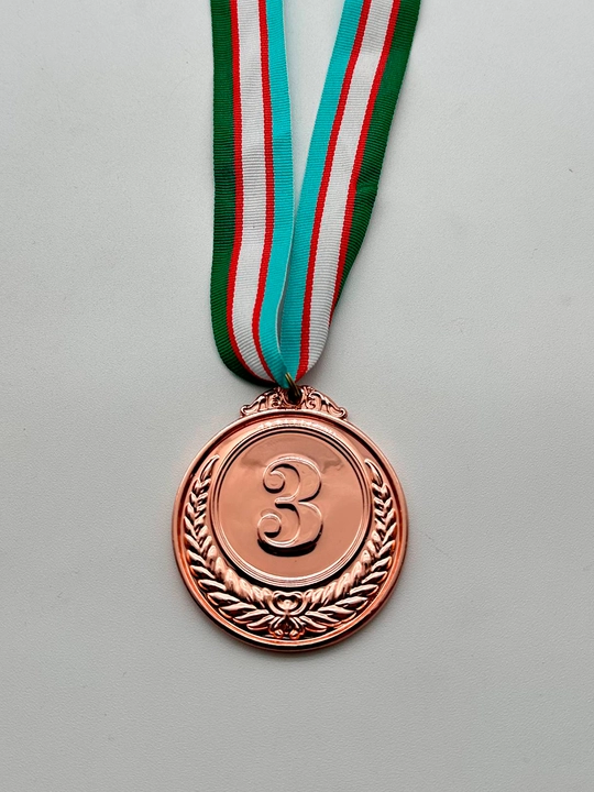 Sovrin medali, lentadagi metall, 1-o‘rin - oltin, 2-o‘rin - kumush, 3-o‘rin - bronza