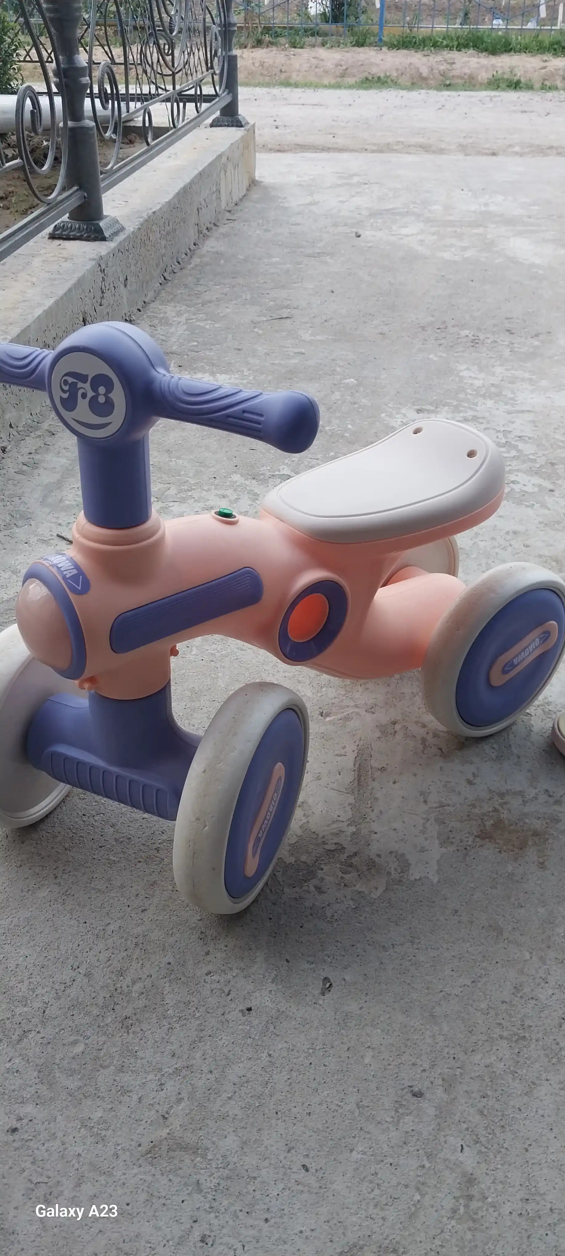 Bolalar to‘rt g‘ildirakli muvozanatlovchi velosipedi, pedalsiz, tolokar, aravacha
