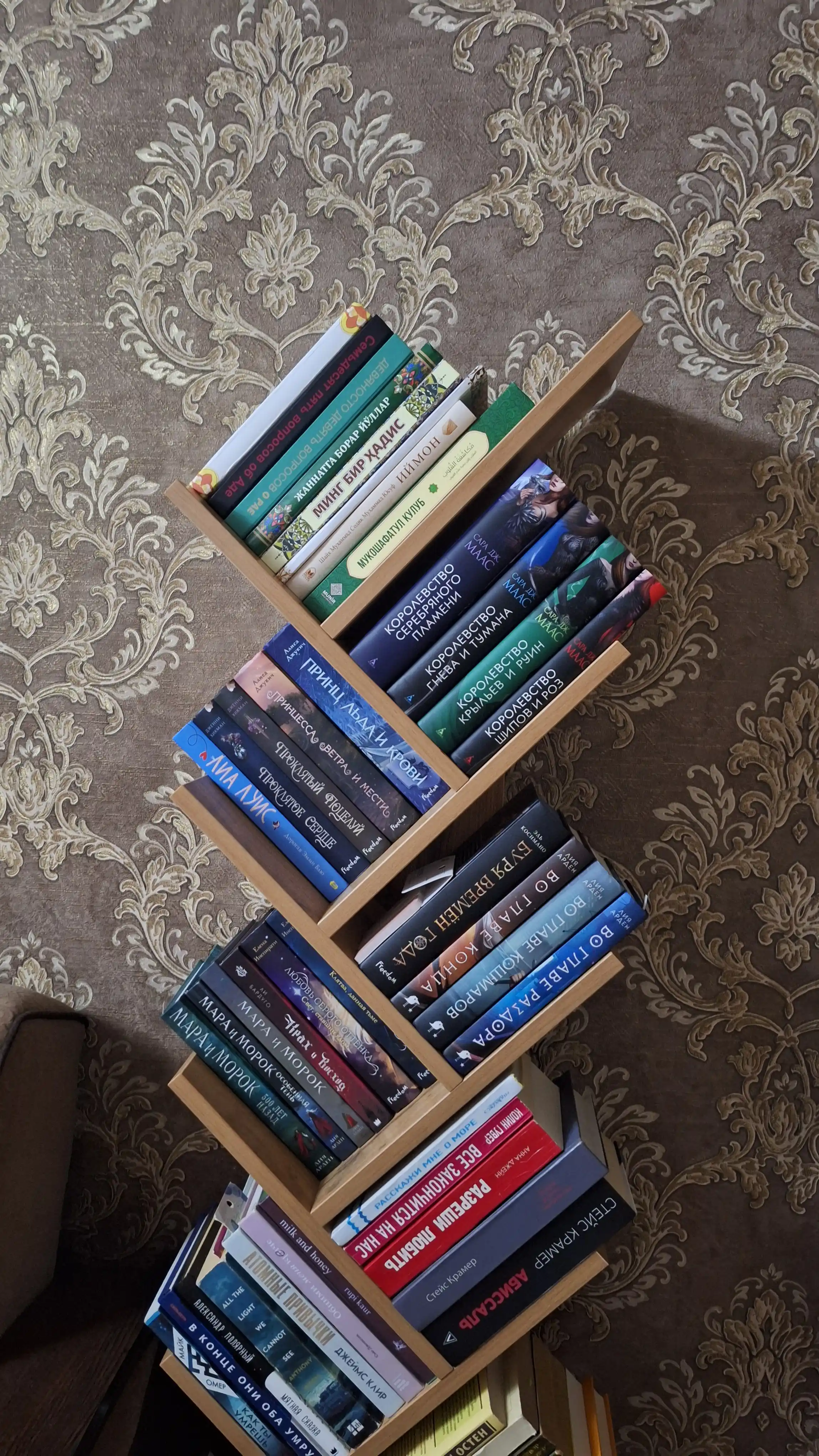 Minimalistik uy va ofis uchun (Tree bookshelf) daraxt shaklidagi ochiq kitob va gul javoni