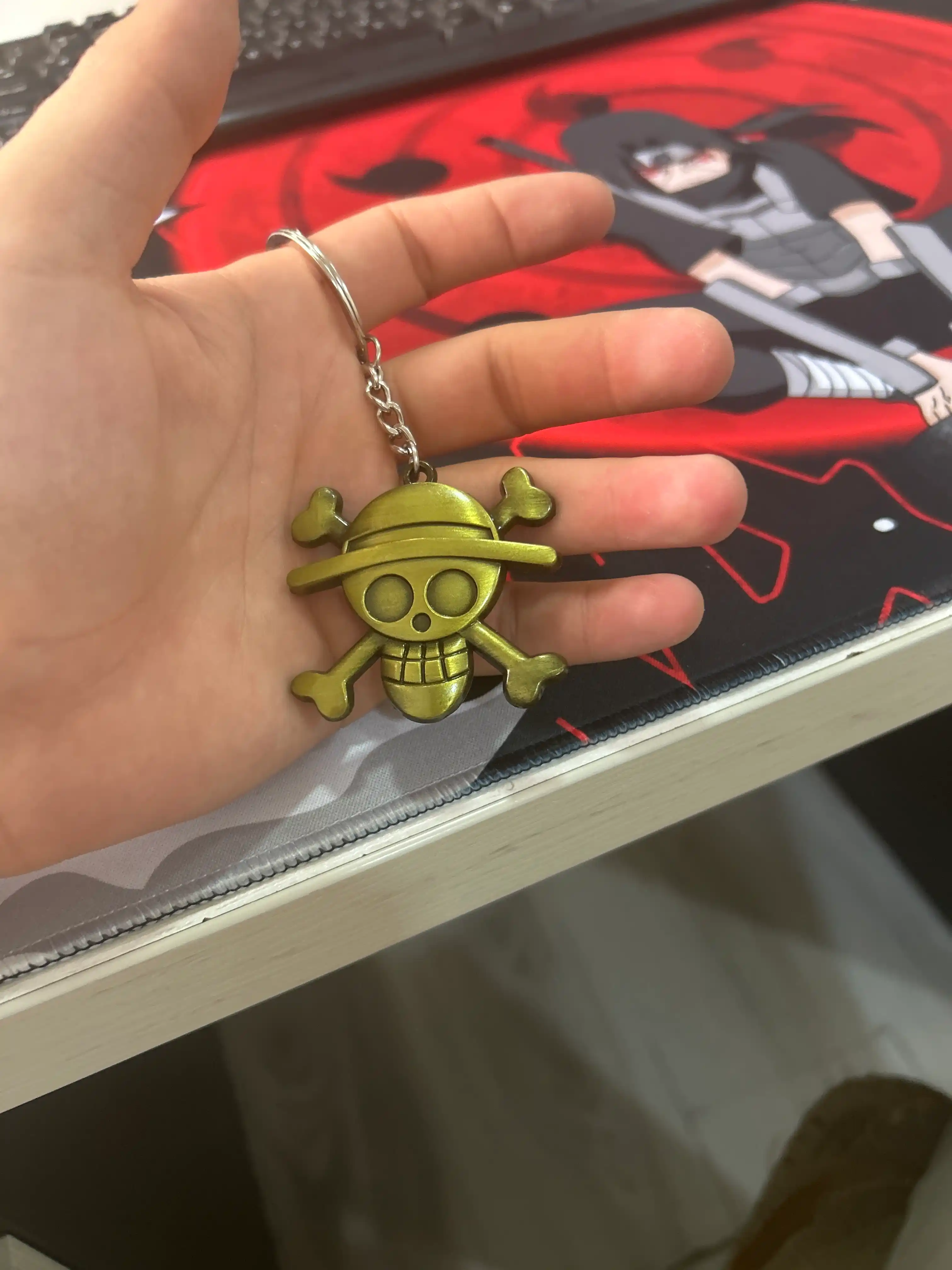 One Piece metall breloklar — shlyapa va bosh suyak dizayni, anime aksessuar