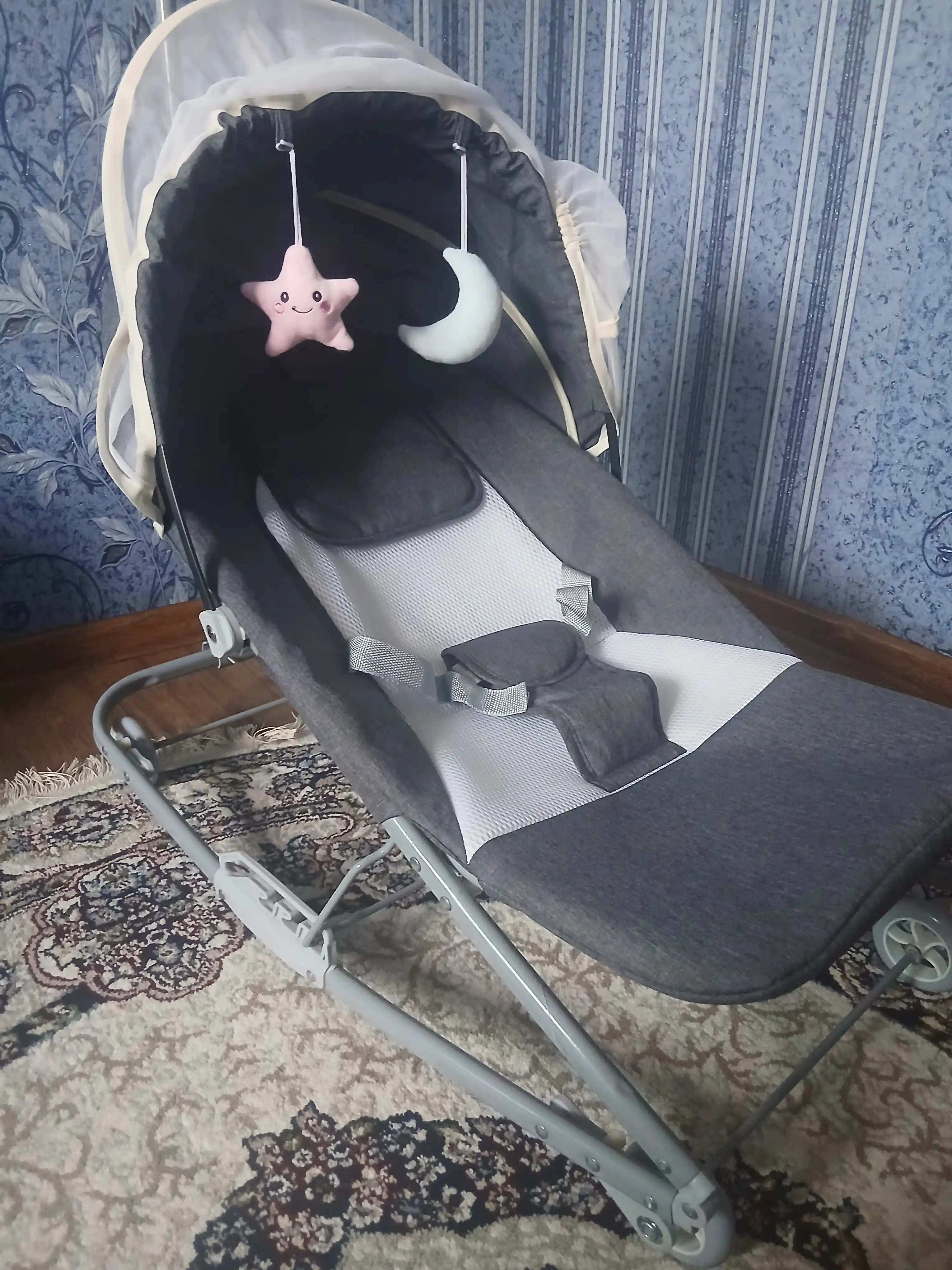 Шезлонг-качалка для новорождённых, с игрушками и защитной москитной сеткой