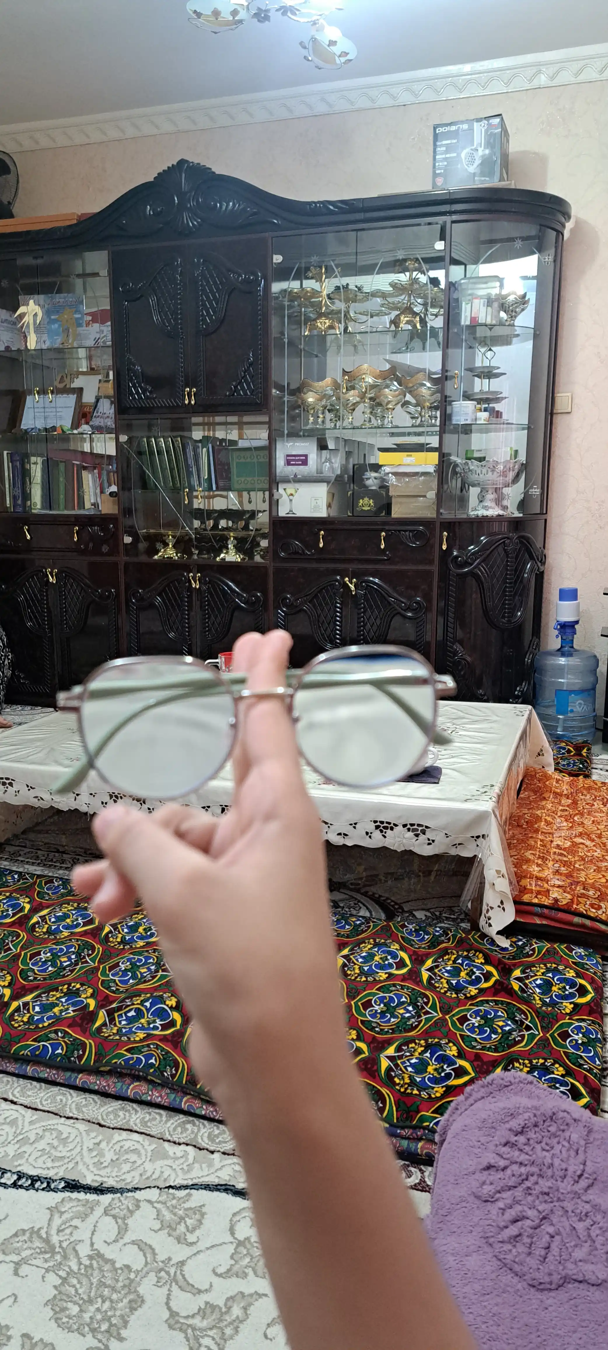 Ayollar imidj ko‘zoynagi, ingichka ramka va ko‘k nurdan himoyalangan silliq quloqchinlar