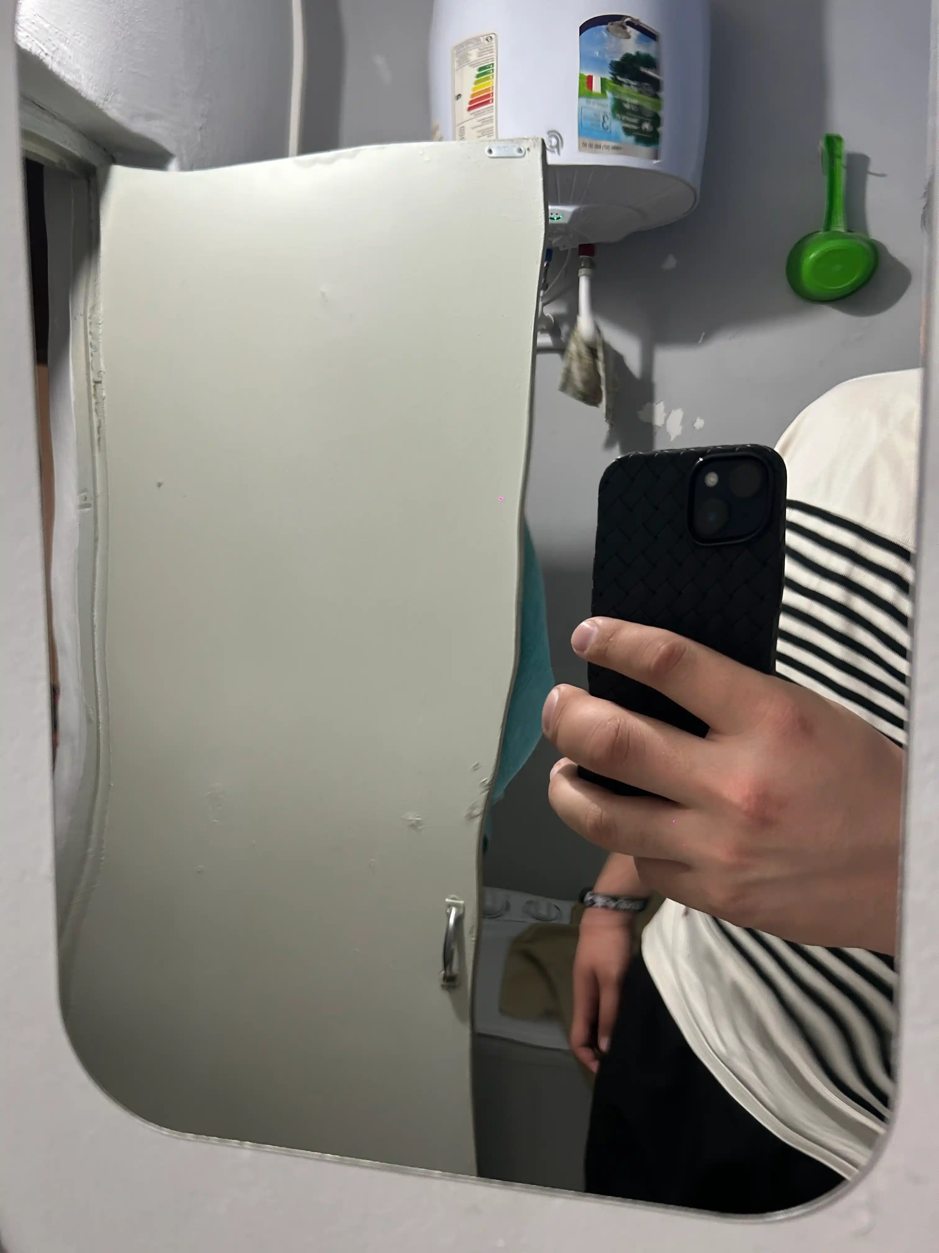 Devorga yopishtirish mumkin bo‘lgan plastik ko‘zgu, interyer